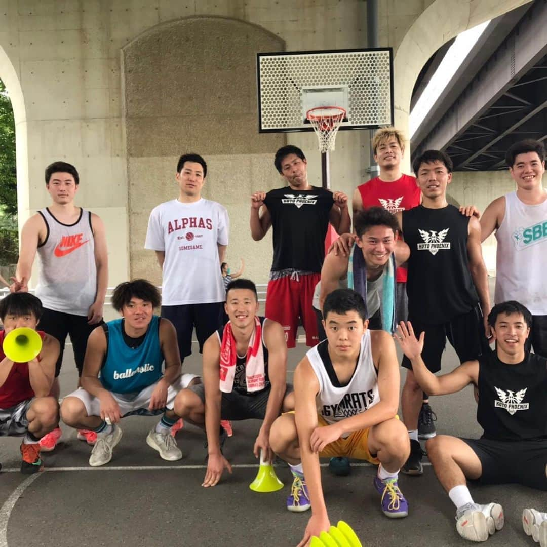 中村友也のインスタグラム：「今日は朝9時から合同練習🏀 @sbb.workout  さんありがとうございました😊 今日も腰の痛みもなくバスケできた事に感謝🙋‍♂️💕 練習後に江東散歩！！ 千葉ジェッツに在籍していた時からサポートしていただいています。 亀戸駅前中央整骨院様(@kameidoecs ) にご挨拶させていただきました！ 大坪オーナーは人生初のケア😂 1日の疲れがとれました😍 ありがとうございました😊  #kotophoenix #江東区 #3x3exe #中村友也 #柴田政勝  #伊藤尚人 #阿達隼人 #江東フェニックス #3x3 #江東散歩 #koto散歩  #亀戸駅前中央整骨院  #感謝 #疲れがとれる  #大坪オーナーは人生初のケア」