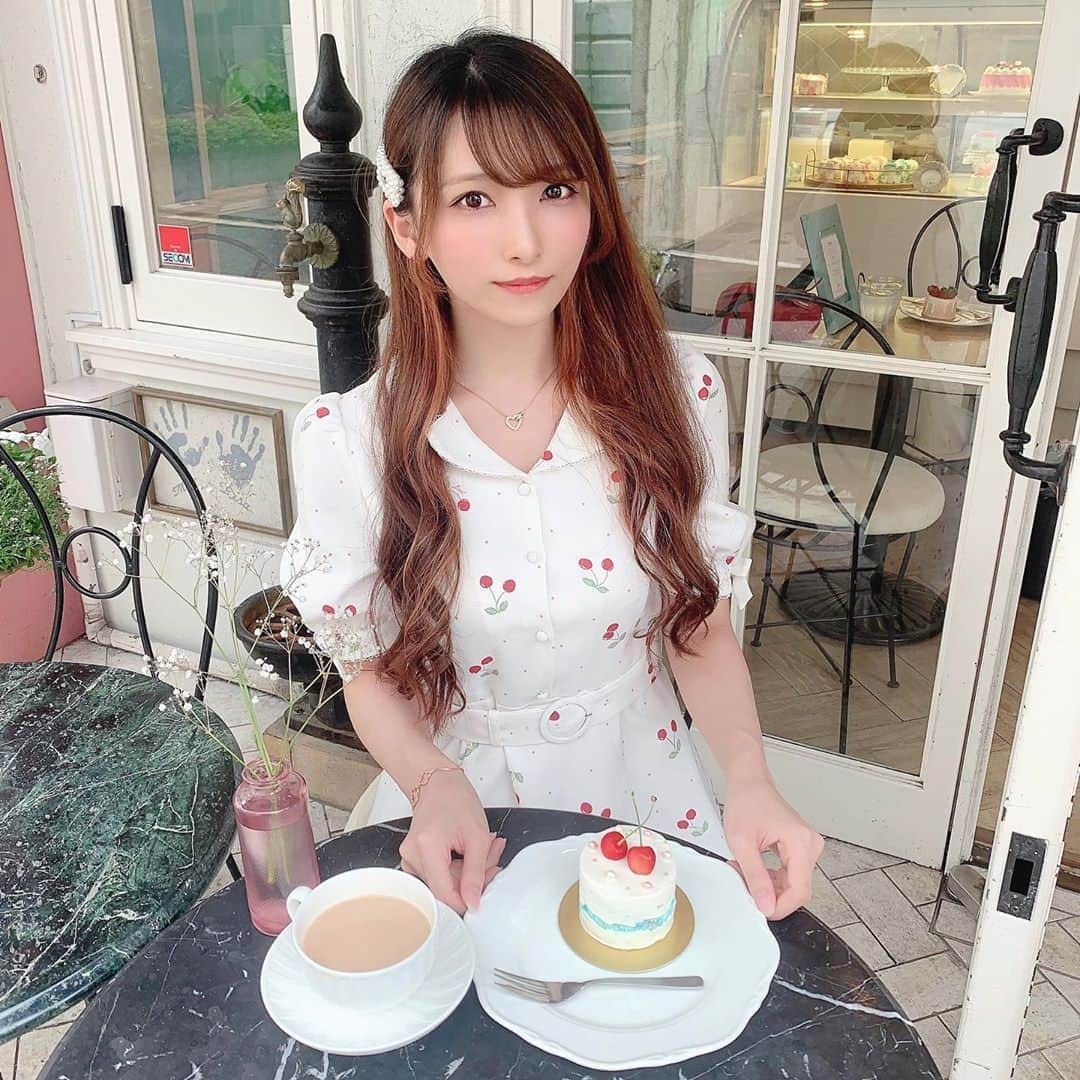 長嶋優里のインスタグラム：「♡ ． 初めて dolcemaririsa ﻿行ったんだけど 見た目だけじゃなくて 味も美味しかったー💖 期間限定のさくらんぼのケーキを食べに行ったよ🍒 また行きたい😋🍴 ． ． LODISPOTTOのさくらんぼワンピは ひかるが貸してくれた✨( @hikarunroll_ ) 優しい🥺💕 ． ． ． #dolcemaririsa #birthdaycake #cake #omotesando #harajuku #表参道 #原宿 #ドルチェマリリッサ #ケーキ #お誕生日ケーキ #デコレーションケーキ #LODISPOTTO #さくらんぼ #さくらんぼケーキ ． ♡」