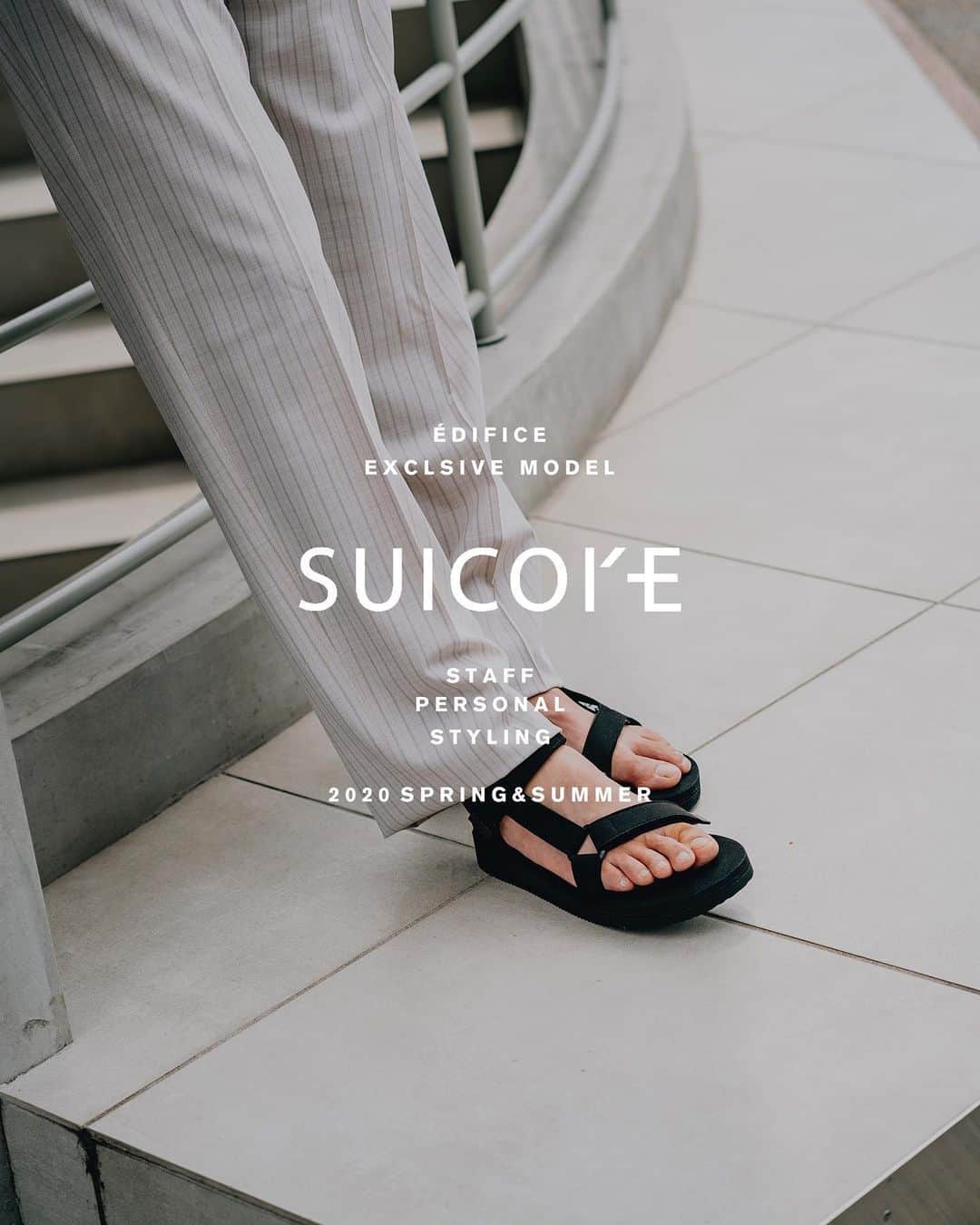 のインスタグラム：「【SUICOKE - Staff style collection - 】﻿ ﻿ 定番人気のDEPA-ECSをベースにした特別感のある仕上がり。﻿ ﻿ アイコニックなストラップによるホールド感や履き心地の良さはそのままに、フェイクスウェードとカラーリングで上品さをプラス。﻿ ﻿ そしてストラップの剣先やストラップ同士の接合部をメタルパーツを採用したことで全体をシックにまとめ上げました。﻿ ﻿ 大人見えなスポーツサンダルはショーツはもちろん、スラックスとの相性も抜群。ソックスとのコーディネートもお楽しみいただけます。﻿ ﻿ ﻿ 【SUICOKE / スイコック】﻿ 「本当に自分たちが欲しいもの、所有したいものだけを作っていく」という挑戦的創造開発をコンセプトとして2006年にスタートした日本のシューズブランド。独自開発のSUICOKE【スイコック】オリジナルサンダルEVAフットベッドを使用したサンダルを発表。どのモデルも柔軟な踏み心地に加え、反発性を兼ね備えた仕上がりとなっている。﻿ ﻿ ﻿ Shirt : 【AURALEE EX】¥24,000+tax﻿ No : 20051310002110﻿ Pants : 【BERNARD ZINS】¥34,000+tax﻿ No : 20030310302310﻿ Tee : 【EDIFICE LA BOUCLE】¥6,800+tax﻿ No : 20071300605010﻿ Sandals : 【SUICOKE EX】¥12,000+tax﻿ No : 20093310003510﻿ ﻿ ﻿ ﻿ ﻿ ﻿ ﻿ ﻿ ﻿ ﻿ ✁----------------------------------------﻿ #edifice #menssandals #sandalstyle #coordinate #2020ss #suicoke #mensfashion #mensstyle #menswear #exclusive #suede #strapsandals #menwithclass #menwithstyle #mensclassic #mensclothing #mensclothes #dapper #dapperman #dapperstyle #エディフス #スイコック #夏サンダル #エディフィス別注 #ストリートスナップ #着こなし」