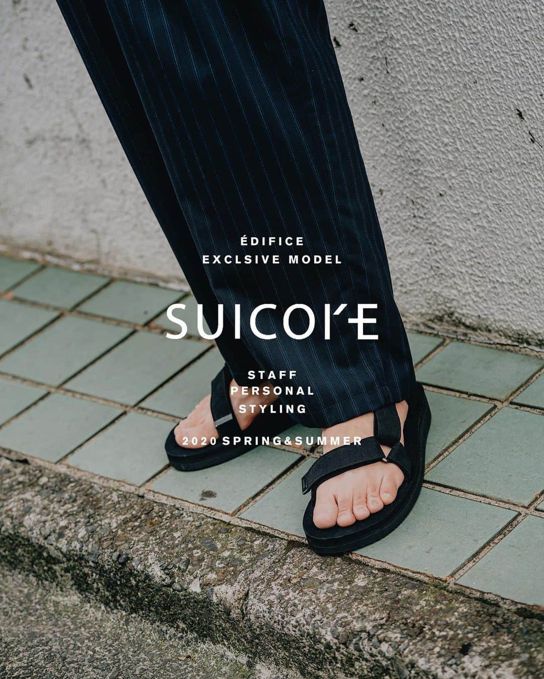 のインスタグラム：「【SUICOKE - Staff style collection - 】﻿ ﻿ 定番人気のDEPA-ECSをベースにした特別感のある仕上がり。﻿ ﻿ アイコニックなストラップによるホールド感や履き心地の良さはそのままに、フェイクスウェードとカラーリングで上品さをプラス。﻿ ﻿ そしてストラップの剣先やストラップ同士の接合部をメタルパーツを採用したことで全体をシックにまとめ上げました。﻿ ﻿ 大人見えなスポーツサンダルはショーツはもちろん、スラックスとの相性も抜群。ソックスとのコーディネートもお楽しみいただけます。﻿ ﻿ ﻿ 【SUICOKE / スイコック】﻿ 「本当に自分たちが欲しいもの、所有したいものだけを作っていく」という挑戦的創造開発をコンセプトとして2006年にスタートした日本のシューズブランド。独自開発のSUICOKE【スイコック】オリジナルサンダルEVAフットベッドを使用したサンダルを発表。どのモデルも柔軟な踏み心地に加え、反発性を兼ね備えた仕上がりとなっている。﻿ ﻿ ﻿ Shirt : 【AURALEE EX】¥24,000+tax﻿ No : 20051310002110﻿ Pants : 【EDIFICE LA BOUCLE】¥20,000 → 40%off ¥12,000+tax﻿ No : 20030300613010﻿ Tee : 【EDIFICE LA BOUCLE】¥6,800+tax﻿ No : 20071300605010﻿ Sandals : 【SUICOKE EX】¥12,000+tax﻿ No : 20093310003510﻿ ﻿ ﻿ ﻿ ﻿ ﻿ ﻿ ﻿ ﻿ ﻿ ✁----------------------------------------﻿ #edifice #menssandals #sandalstyle #coordinate #2020ss #suicoke #mensfashion #mensstyle #menswear #exclusive #suede #strapsandals #menwithclass #menwithstyle #mensclassic #mensclothing #mensclothes #dapper #dapperman #dapperstyle #エディフス #スイコック #夏サンダル #エディフィス別注 #ストリートスナップ #着こなし」