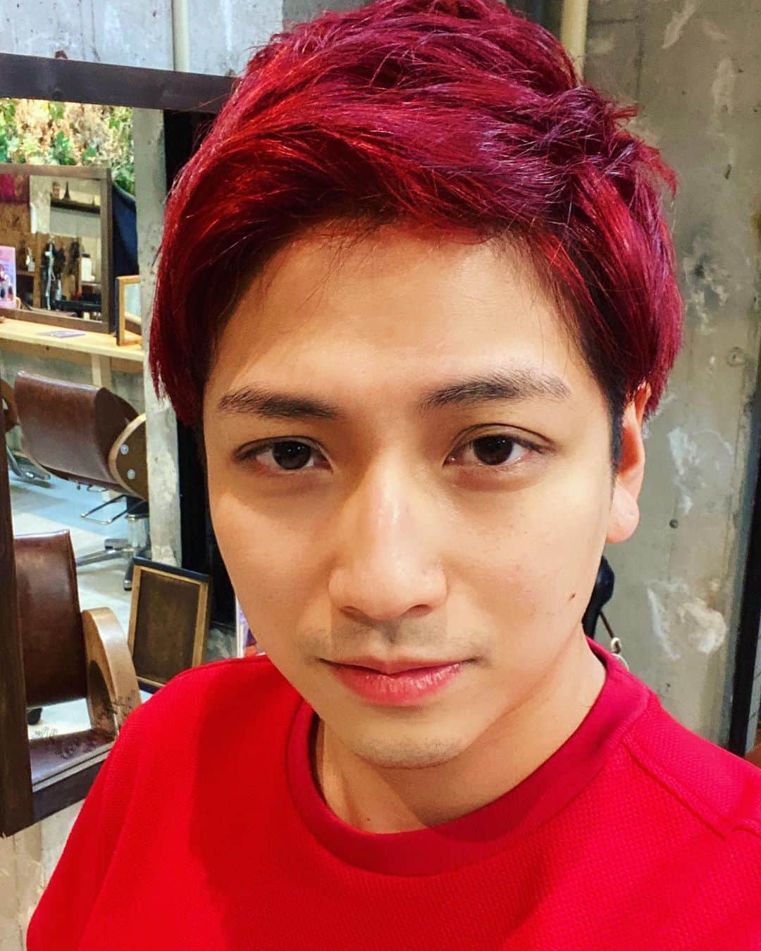 ジョージのインスタグラム：「人生初の赤髪、情熱の赤です。 竹内さん @shiny629 いつもありがとうございます😊」