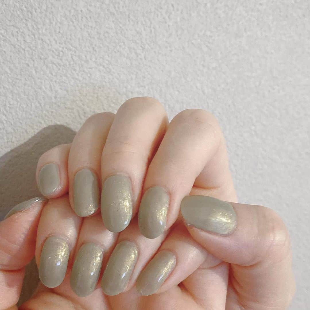 なかやまちえこさんのインスタグラム写真 - (なかやまちえこInstagram)「khakiとgrayの間。⠀ #nail #nails #nailart #ネイル #美甲 #ネイルアート  #japanesenailart #manucure #japanesenails #manicurist #gelnails #أظافر #네일아트 #미용 #vẽmóng #khaki #ワンカラーネイル #偏光パール」6月6日 19時48分 - chiekonakayama