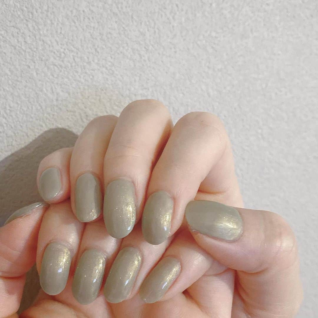なかやまちえこのインスタグラム：「khakiとgrayの間。⠀ #nail #nails #nailart #ネイル #美甲 #ネイルアート  #japanesenailart #manucure #japanesenails #manicurist #gelnails #أظافر #네일아트 #미용 #vẽmóng #khaki #ワンカラーネイル #偏光パール」
