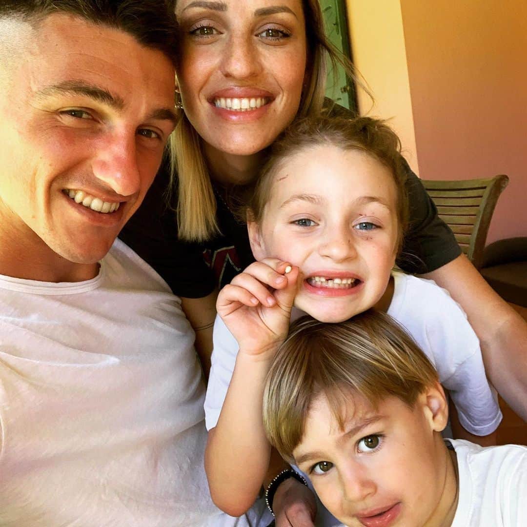 ミケーレ・カンポレーゼのインスタグラム：「Finestrine importanti 😂 ciao Incisivo 🦷 #crescereinsieme#incisivodilatte#family#Bebe#fatinadeidenti#picoftheday#Tuscany#Familytime#lovefamily」