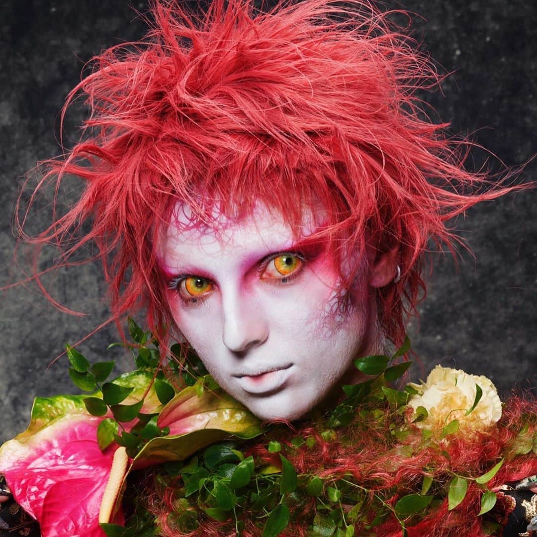 のインスタグラム：「New collaboration work! ． Face paint & Makeup : #amazing_jiro Model : Yulia Shur @s_h_u_r Hair : Ken (UR DELTA) @ken.ur.delta  Flower : Daisuke Shimura @daisuke_shim  Photo : Youhei Kodama @kodamax_photo ． Studio : KAMEIDO STUDIO @kameidostudio.tokyo  #facepaint #bodypaint #bodypainting #paint #makeup #hair #flowers #flower #flowerart #dress #lenses #contactlens #dark #darkbeauty #darkart #darkportrait #art #artwork #artist #collaboration #フェイスペイント #ボディペイント #メイク #ヘア #花  #フラワー #アート #作品 #コラボ」