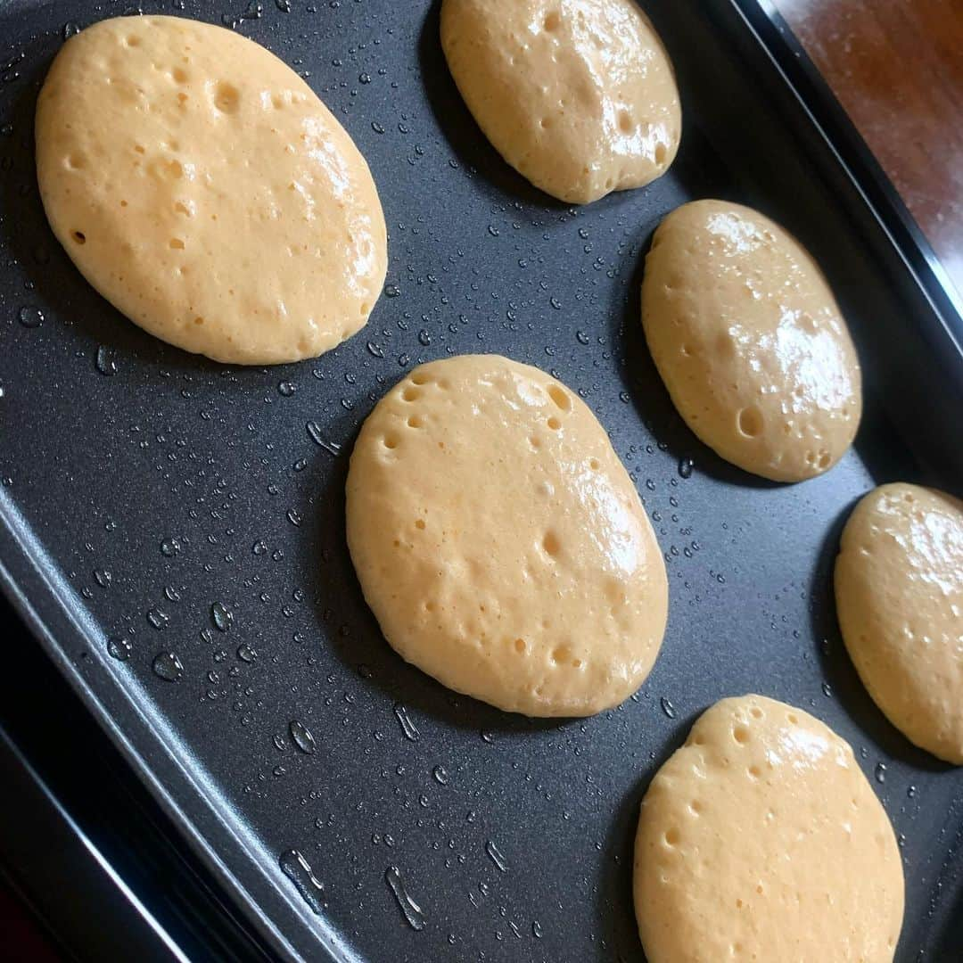 夏川愛実さんのインスタグラム写真 - (夏川愛実Instagram)「﻿ ﻿ パンケーキ作った♡﻿ 成功したやつ。笑﻿ ﻿ ほんとはグラムみたいなふわっふわのやつ﻿ 挑戦したはずなんだけど﻿ 全然だめだった（ ; ; ）（ ; ; ）﻿ ﻿  #おうちじかん#おうちカフェ#パンケーキ﻿ #フルーツ#生クリーム#スイーツ#お菓子作り﻿ #ホットプレート#スイーツ作り#おうち﻿ ﻿」6月6日 19時58分 - ami_natsukawa