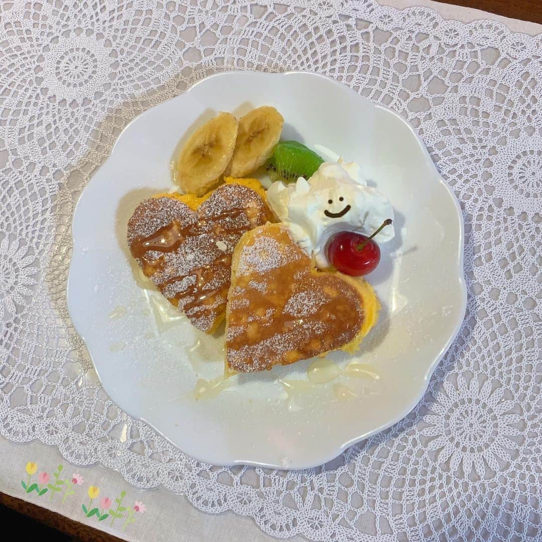 夏川愛実のインスタグラム：「﻿ ﻿ パンケーキ作った♡﻿ 成功したやつ。笑﻿ ﻿ ほんとはグラムみたいなふわっふわのやつ﻿ 挑戦したはずなんだけど﻿ 全然だめだった（ ; ; ）（ ; ; ）﻿ ﻿  #おうちじかん#おうちカフェ#パンケーキ﻿ #フルーツ#生クリーム#スイーツ#お菓子作り﻿ #ホットプレート#スイーツ作り#おうち﻿ ﻿」