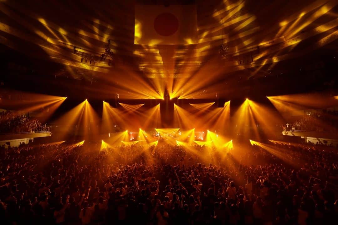 ORANGE RANGEのインスタグラム：「バンド結成15周年を記念して、ヒット曲満載で一夜限りのコラボで繰り広げられた「ORANGE RANGE LIVE TOUR 016-017 〜おかげさまで15周年! 47都道府県 DE カーニバル〜」から、日本武道館公演のライブ映像がYouTubeでプレミア公開スタートしました  ORANGE RANGE LIVE TOUR 016-017 〜おかげさまで15周年! 47都道府県 DE カーニバル〜 (期間限定公開, 6/6-6/13) youtu.be/b2ehqmCF0bc  結成15周年を記念したバンド史上初の47都道府県ツアー「ORANGE RANGE LIVE TOUR 016-017 ～おかげさまで15周年! 47都道府県 DE カーニバル～」のセミファイナルとして、2017年2月25日に一夜限りのコラボで繰り広げられた日本武道館公演。ヒット曲満載のセットリストで披露された圧巻のライブパフォーマンスには、アニバーサリーを盛り上げるべく、二松學舍大学附属高等学校吹奏楽部、K、岡峰光舟(THE BACK HORN)、有松益男(BACK DROP BOMB)、男鹿 なまはげ太鼓、琉球國祭り太鼓、Kuboty(ex. TOTALFAT)といった様々なゲストが集結。2016年リリースのコラボベストアルバム『縁盤』に収められた"縁"が、目に見える形で表現された映像作品。  #ORANGERANGE #47都道府県DEカーニバル #YouTubeDEカーニバル #二松學舍大学附属高等学校吹奏楽部 #K #岡峰光舟(#THEBACKHORN) #有松益男(#BACKDROPBOMB) #男鹿なまはげ太鼓 #琉球國祭り太鼓 #Kuboty(ex. #TOTALFAT @orangerange_official @youtube @kohshuokamine @thebackhorn @masuo440 @bdb_japan @ryukyukokumatsuridaiko @kuboty666 @totalfat_japan」