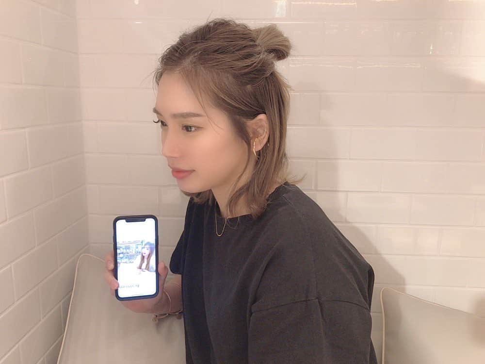 acaneのインスタグラム：「・ 比べられることは有難いけど💐💐💐 あなたはあなたやし アカネはアカネやから。 ・ 他人を羨んでもその人にはなれんし 一生自分のままやけん どんだけ自分のことをすきでいれる 努力ができるか。やと思う。 気持ちは中途半端じゃないか、 ほんとに本気でやってるのか、 社会人として働いてるときから 口だけじゃないか。っていつも思ってた、🙏 ・ ・ しあわせになろう手を繋ごう みんなただの人(byミリヤ様)🤘🏽🤘🏽🤘🏽 ・ ERIKAと今度YouTubeで ダンス企画やります💃🏻💃🏻」