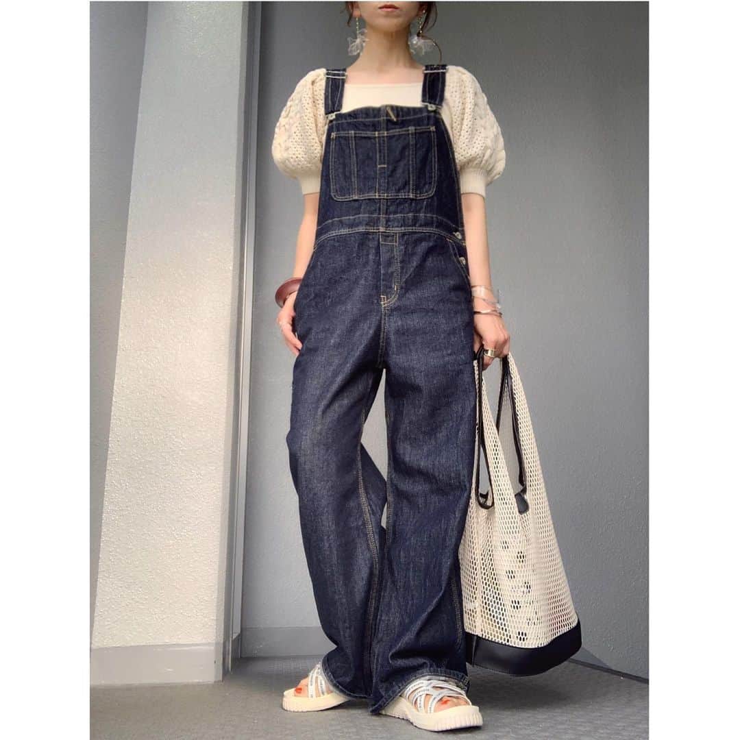 のインスタグラム：「⋆*❁*⋆*❁*⋆*❁*⋆*❁*⋆*❁* ・ ・ ・ ・ ・ @magaseek さんの MAGAstaでなんと4月のグランプリを受賞👏🏻🎉🎉🎉(ありがとうございます‧✧̣̥̇‧) お買い物が出来るポイントをいただいたので、ちょこっとお買い物させていただきました😊🤍 まずはこのトップス‧✧̣̥̇‧ お袖ぷっくりのめちゃくちゃ可愛いぃニットです🙈🤍🤍🤍 ・ ・ あとはパンツを予約待ち🤍 楽しみ楽しみ‧✧̣̥̇‧ ・ ・ ちょっとずつSALEも始まってて、また物欲がヤバめ🙈💦 ・ ・ ・ ・ ・ tops➸ @magaseek(503128887) #magasta #lilybrown  overalls➸#slobeiena  sandals➸#beautifulpeople  bag➸#chuclla  bangle➸ #todayful  pierce➸#matildarose ・ ・ ・ ・ ・ #code  #coordinate #ootd #outfit  #mylook #ママ #コーデ  #mineby3mootd #like4like #お洒落さんと繋がりたい #ビュースタグラマー #ponte_fashion #chao_app  #156cm #156cmコーデ #magasta2006 @magaseek」