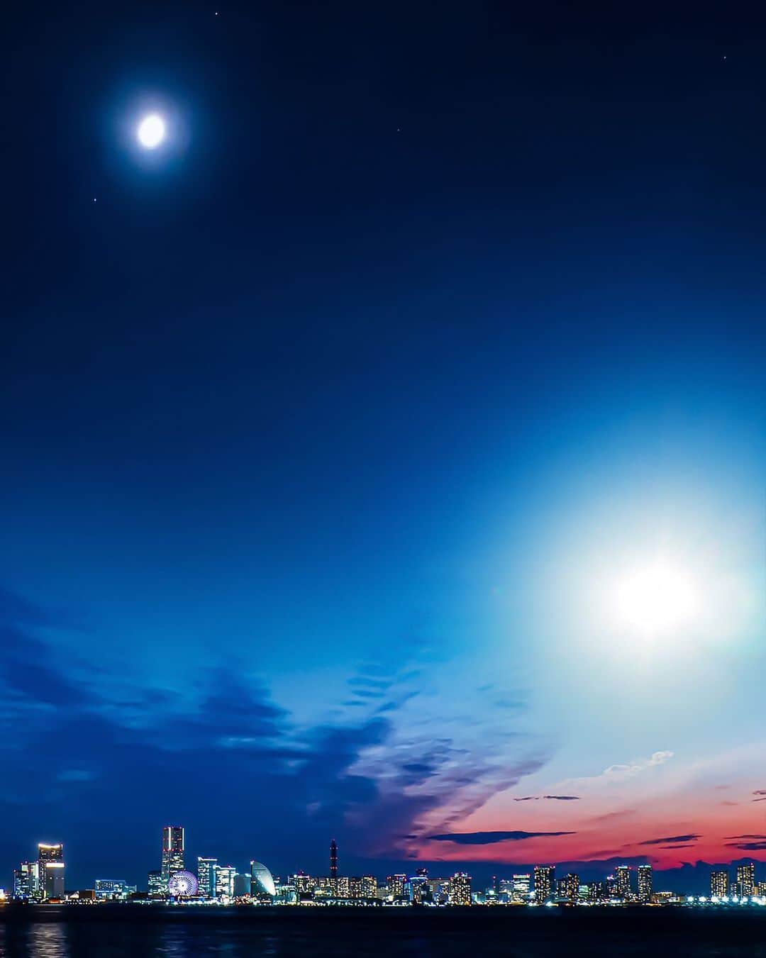tomohiro koshikaのインスタグラム：「Yokohama sunset view🌙 Time blended photography https://tomohirokoshika.myportfolio.com/」