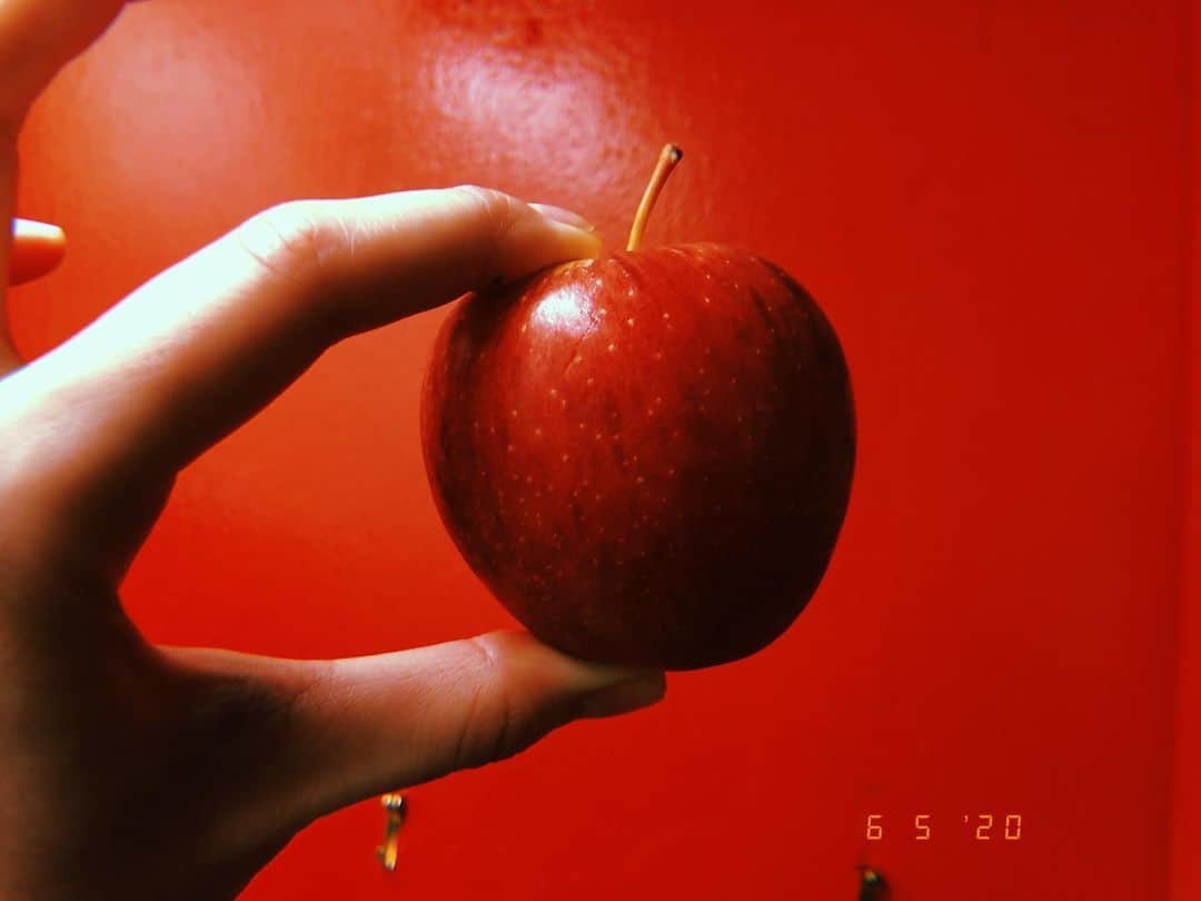尾島知佳のインスタグラム：「🍎」