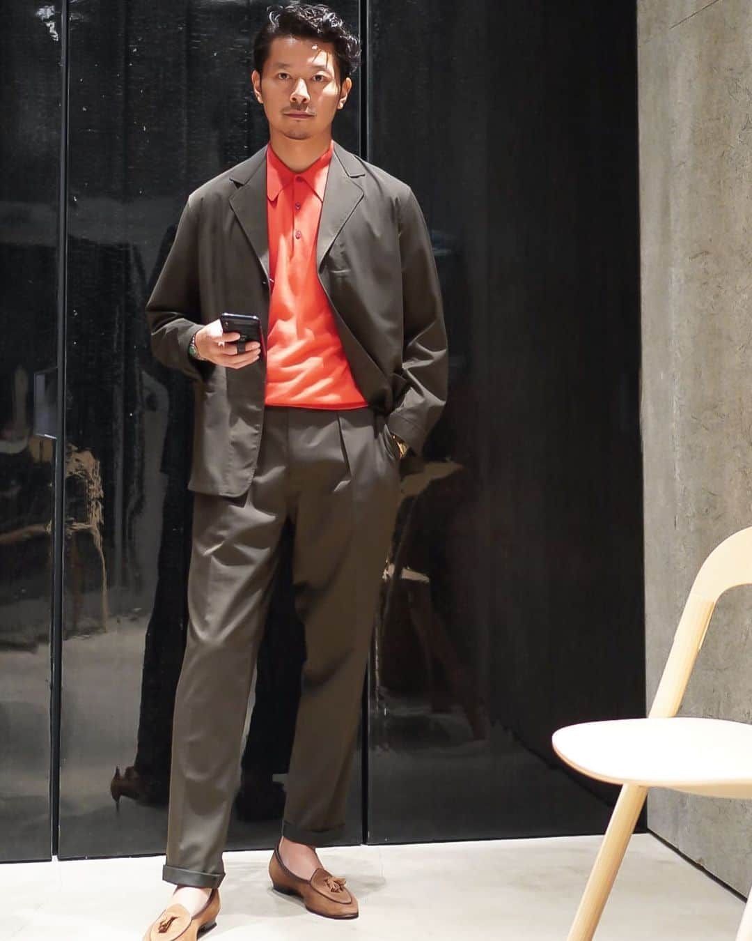 高田朋佳のインスタグラム：「“ @colony_clothing pop up store”開催初日から多くのお客様にご来店頂き、本当にありがとうございます！ 直接お会いしてお話しできる事を改めて素晴らしい事だと感じています。(マスク着用, 感染予防は徹底してます) サイズ欠けや完売商品も出てしまい、せっかく来て下さったのにご案内出来ない事もあり心苦しい限りです… 残り1週間と少しですが、ほぼ毎日おりますので、お気軽に予約してみて下さい。 ———————————————————————— #popupstore #東京 #reservationsonly  #takadachannel #youtuber #onlyone #newcolonialstyle #jetset #singapore #luxuryresort #colonyclothing #singaporelife #singaporestyle  #lifestyle #fashion #mensfashions #dapper #igfashion #sprezzatura」
