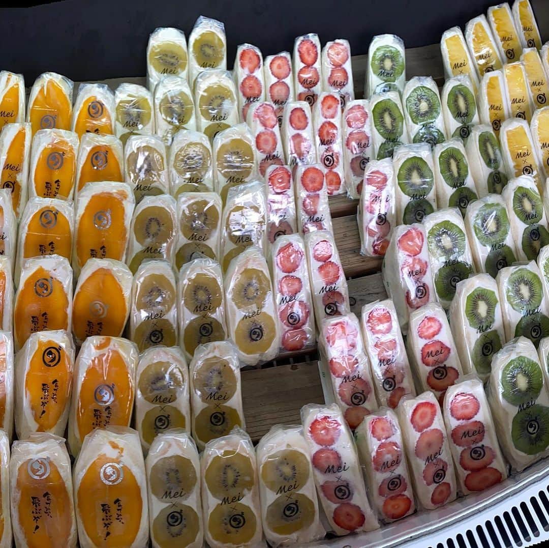 中上真亜子さんのインスタグラム写真 - (中上真亜子Instagram)「👄🥭👄🥭👄🥭 絶品すぎるフルーツサンドを食べに行って来たよ🌴  マネージャーさんは帰りに9個も買ってたよ、おいしさ感じすぎだろ😇😇😇😇😇 . .  てことで YouTubeあっぷしたよ  今日行って来たシリーズ🥳 #インスタ映え放題のあそこのフルーツサンド」6月6日 20時06分 - maako_nakagami