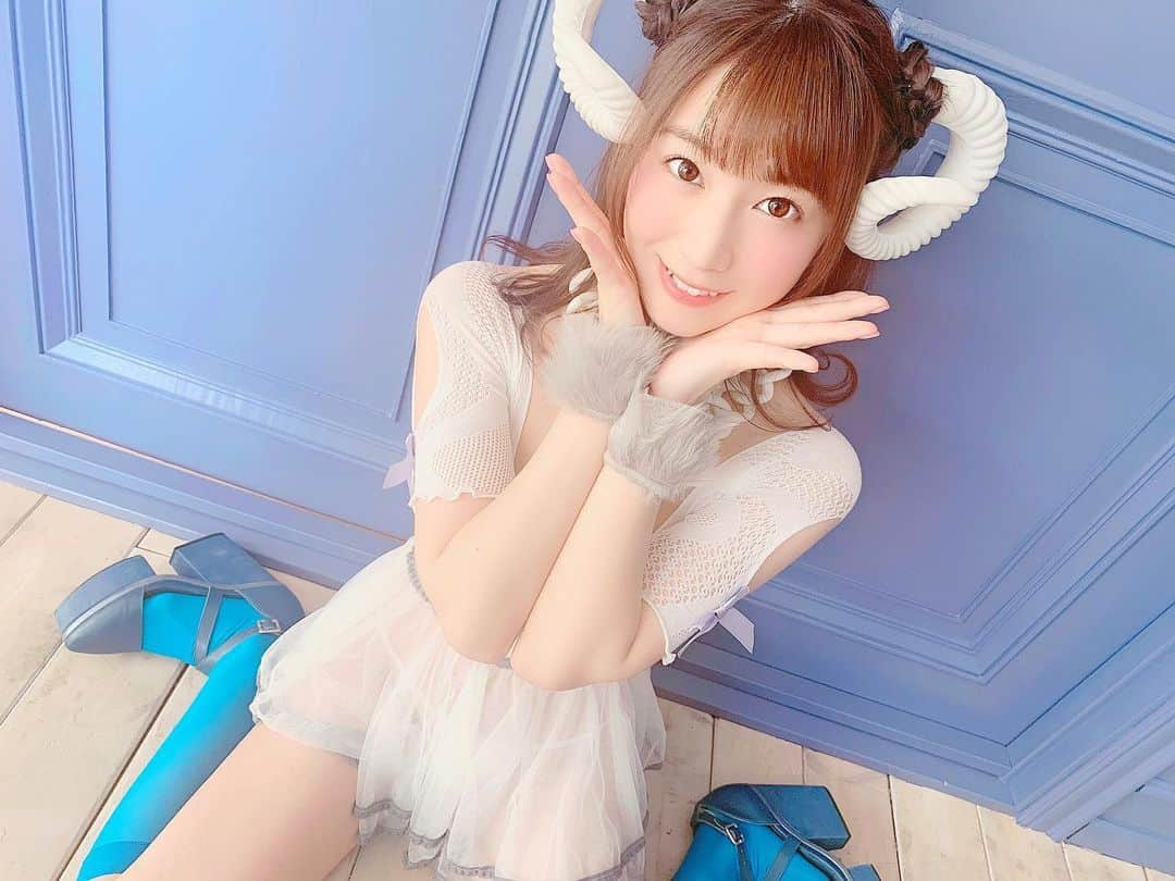 初川みなみさんのインスタグラム写真 - (初川みなみInstagram)「🐏🐏🐏🐏🐏﻿ ﻿ 最近はサスペンス映画や、ホラー映画よくみてる🙂﻿ ﻿ 暑い日にはピッタリだよね👻﻿ ﻿ #羊肉るとん　#ひつじ　#コスプレ　#写真集　#カメラ　#撮影」6月6日 20時08分 - hatsukaw_aminami