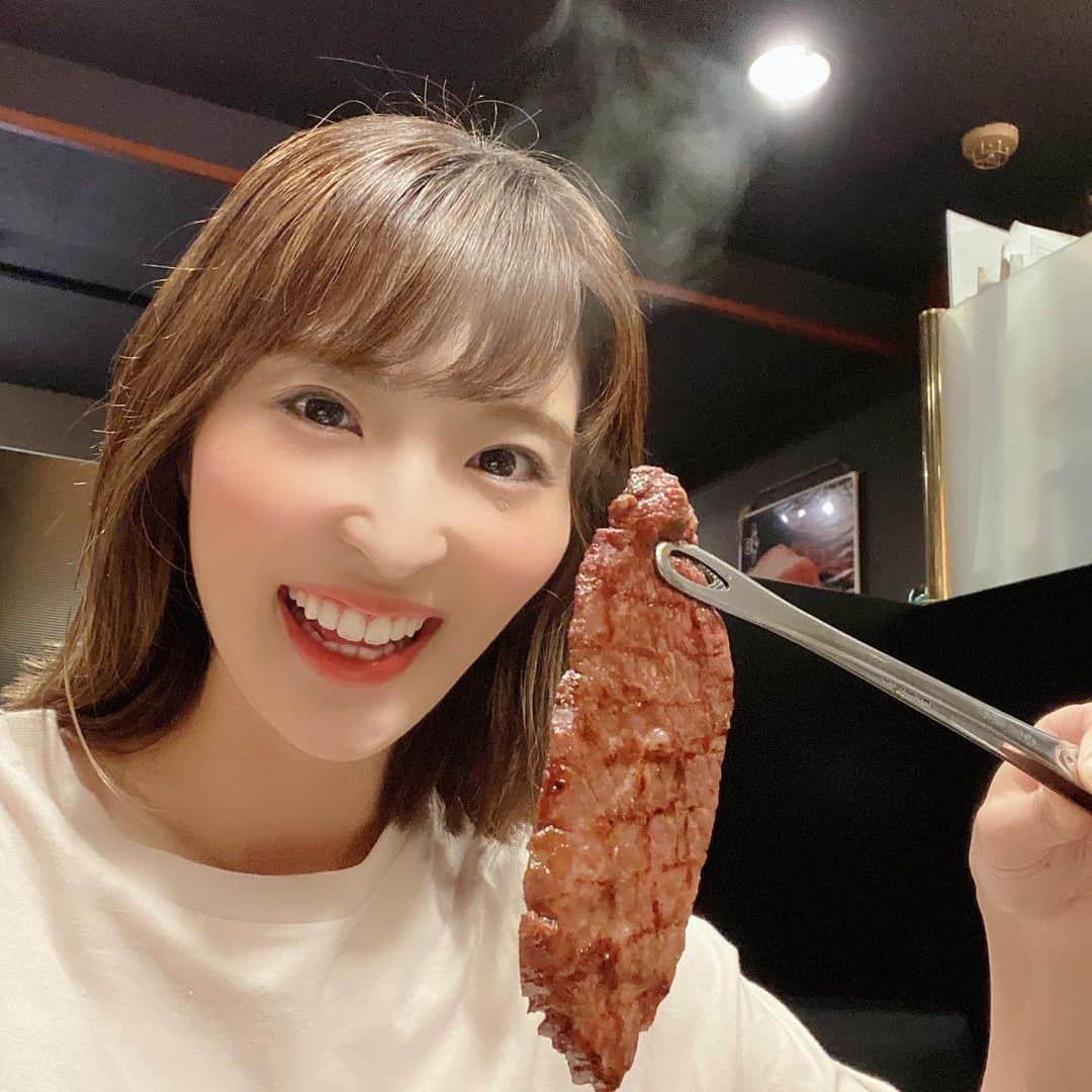 新田朝子さんのインスタグラム写真 - (新田朝子Instagram)「念願の、、、焼肉❤️ かなり久々で、大満足。 . #しんしん 持ってます。思い出すだけでよだれが、、今日食べた中で一番かなぁ😋キムチも美味しすぎてテイクアウト。まだ頻繁には外食できないからこそ、家でも楽しみを。全部が上質なお肉で、いろんな部位がありました。以下、食べた部位記録↓ . #ランプ #上カルビ #タン塩 #ゲタカルビ #肉食 #焼肉 #ご褒美 #満腹 #大満足 #肉好きな人と繋がりたい」6月6日 20時18分 - asako.nitta