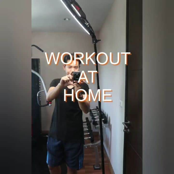 アイス・サランユーのインスタグラム：「#workoutAtHome 💪 By @northfitness.th 💙🧡🙏 #หมูแข็งแรง #Northfitness」
