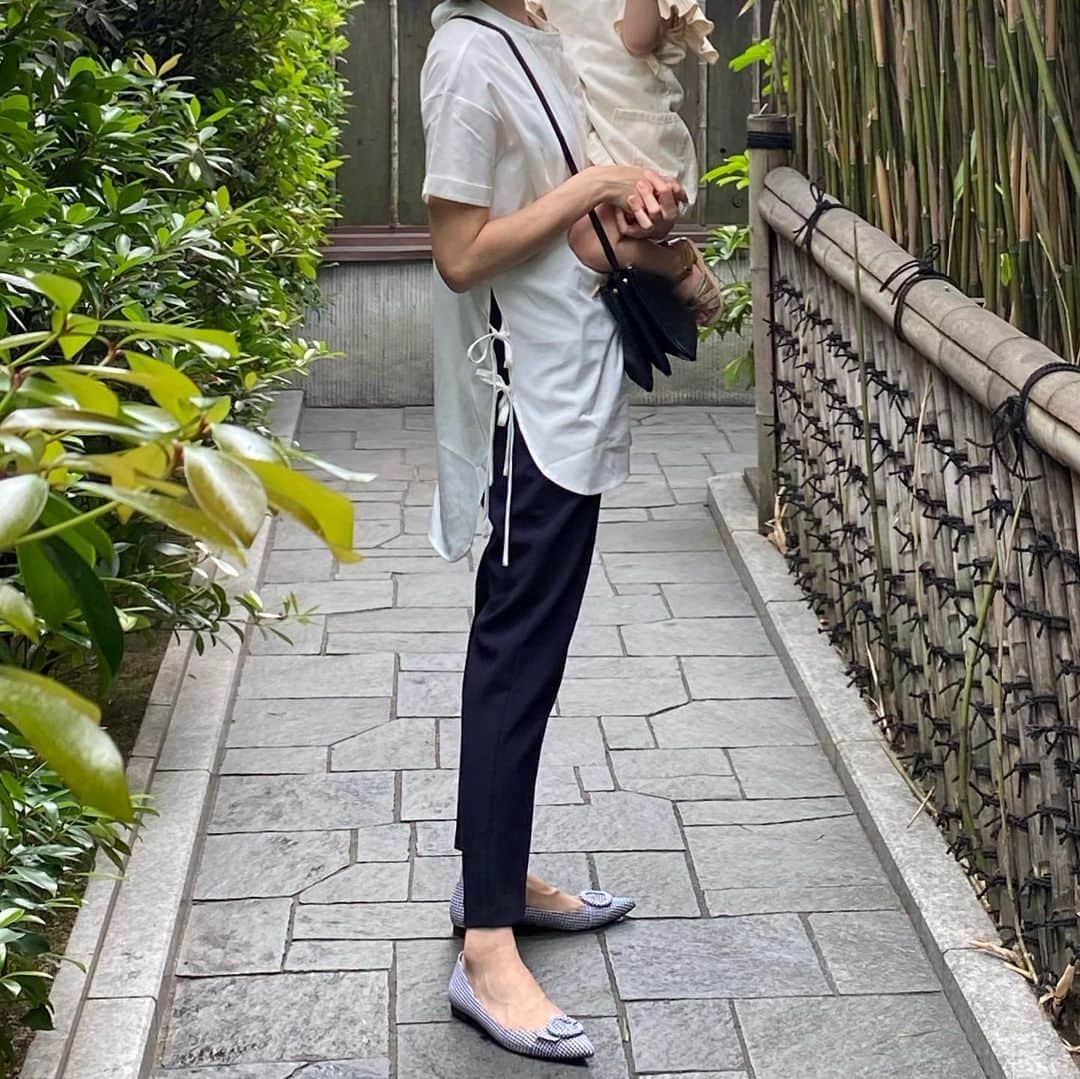 美生のインスタグラム：「#saturday﻿ ﻿ 長女の妊娠中、﻿ 妊婦検診の後によく連れて行ってもらってた﻿ そば辰でランチ✨﻿ 久しぶりに来たけどやっぱり美味しい♡﻿ ﻿ ﻿ 午前中は長女の入園式へ🌷﻿ 前日の夜から﻿ 入園式が楽しみでなかなか寝付けず…🐣﻿ 式を終えて帰る電車でウトウト👧🏻﻿ ジャケットを脱いで﻿ 長女を抱っこして﻿ 成長と愛おしさを感じつつ﻿ お家に帰りました🏠﻿ 3枚目♡﻿ ﻿ ﻿」