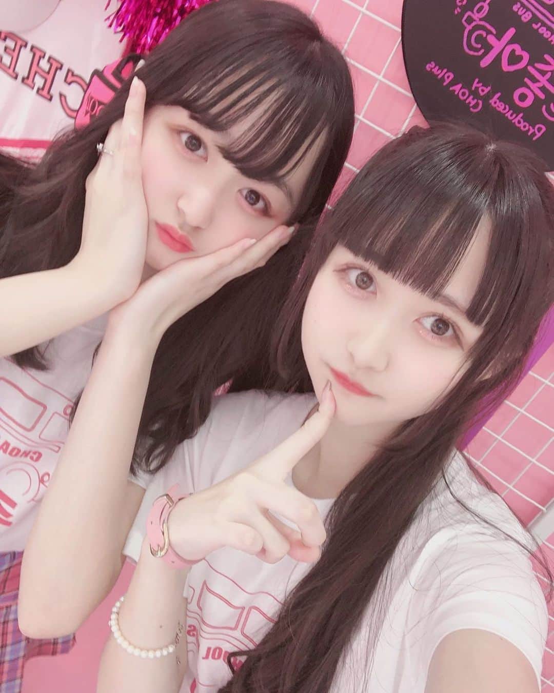 高木波夏のインスタグラム：「数日前に２回目の原宿店行ってきたの💗 . この日はいっぱいおしゃべりできてたのしかった 〜 ♡ いつも優しくしていただいて、ほんとにありがたいです ；； CHOAのみなさんほんとにあったかくてだいすきなの (ᐡ⸝⸝- ̫ -⸝⸝ᐡ) . ちなみにこれはCHOAのTシャツを着ています！全然写ってないので次の投稿でのせるね 🎶 . . . . #韓国 #韓国制服 #韓国制服レンタル #韓国制服レンタルショップ #制服 #制服レンタル #CHOA #チョア #オルチャン #双子コーデ #姉妹 #sisters #原宿 #竹下通り #原宿カフェ #竹下通りカフェ #表参道カフェ #都内カフェ #東京 #インスタ映え #ピンク #pink」