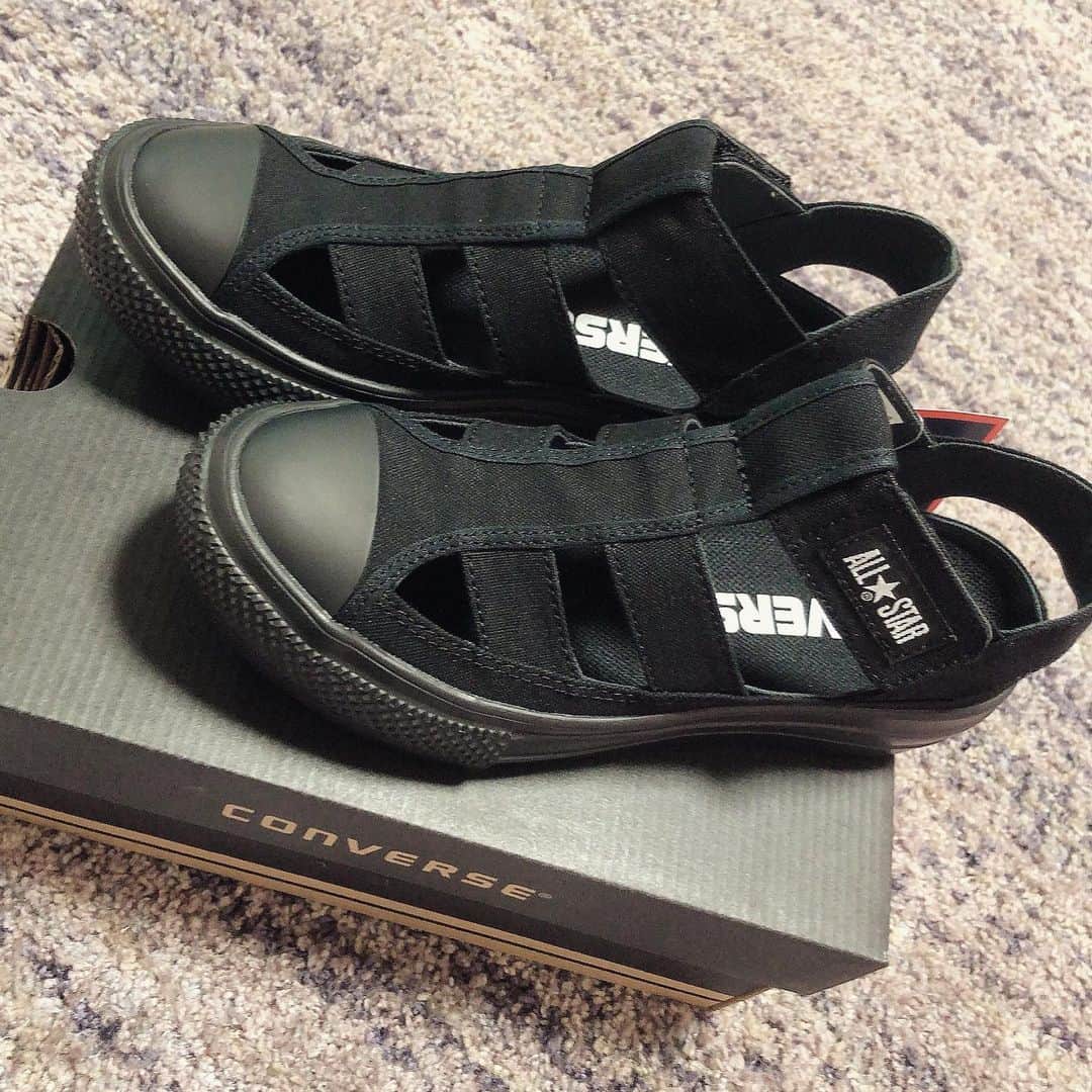 北川楓夏さんのインスタグラム写真 - (北川楓夏Instagram)「みなさんに色のアンケートしてた靴 届きました〜😘✨ 素足でもかわいい色の靴下と合わせてもかわよさそう〜💗 みなさんありがとう☺️❤️ . #akita #converse #gladiator #スニーカー #summer #black」6月6日 20時35分 - fuka.kitagawa