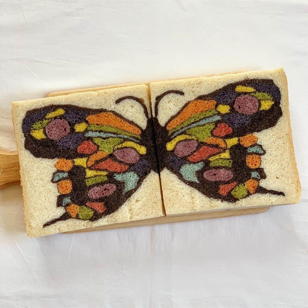 Ranさんのインスタグラム写真 - (RanInstagram)「. . . #イラストパン  #切る絵本 . . . ちょうちょ。 ちょうちょう。 . . . Butterfly  bread 🦋 . . . . . #bread #insect #insectphotography #insectagram #butterfly #butterflytattoo #butterflyphotography #foodvideo #artfood #breadart #breadmaking #stainedglass #手作りパン #パン #絵本 #昆虫 #蝶々 #ちょうちょ #虫 #アゲハ蝶 #ステンドグラス #本 #萌え断 #はらぺこあおむし #リナブルー  #朝ごパン #パン教室 #konel」6月6日 20時44分 - konel_bread