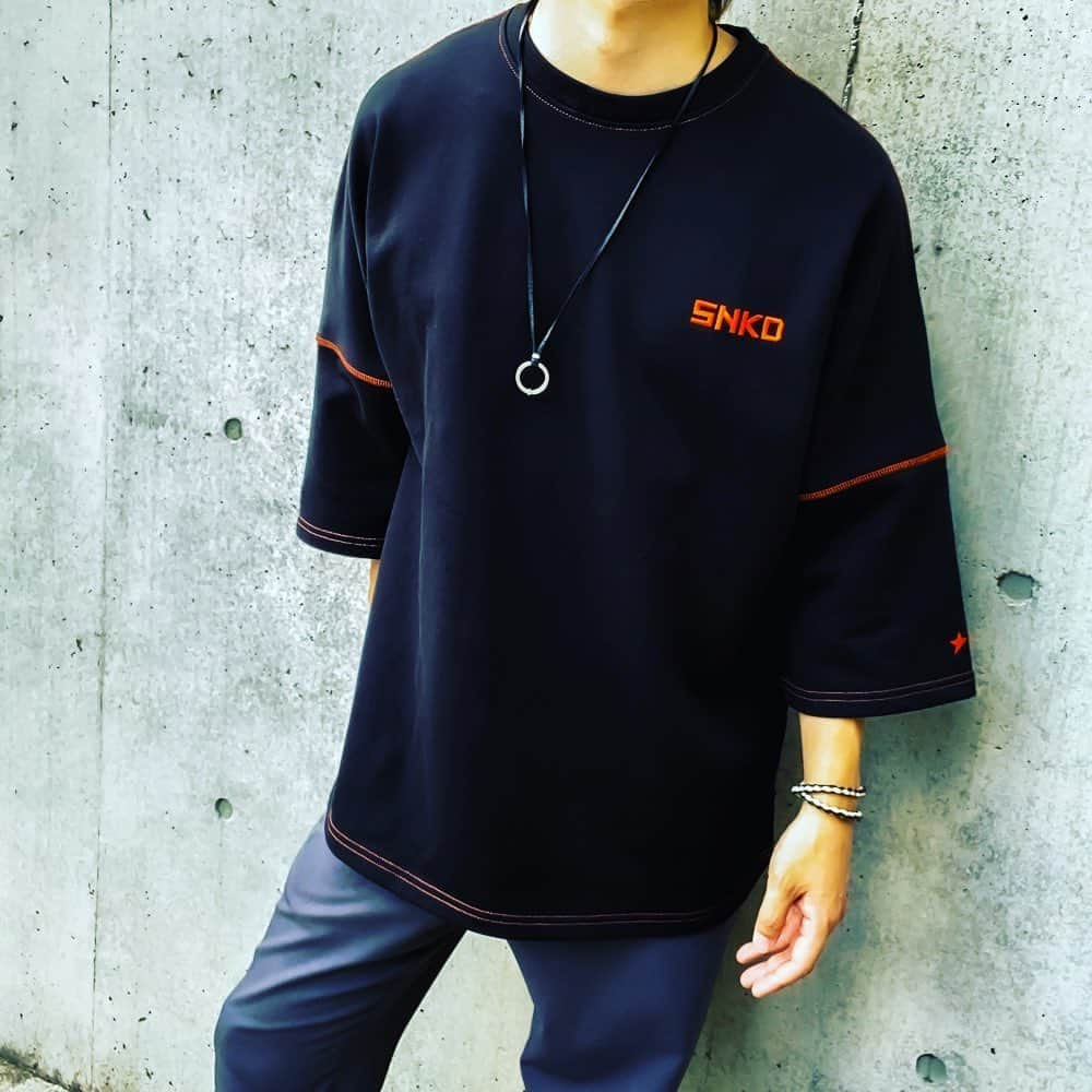 れいたさんのインスタグラム写真 - (れいたInstagram)「SWEAT T-SHIRT 20 / BK 他の2種類より敢えて大きいシルエットにしてます。 元々フリーサイズのみで考えてたん だけど、やっぱり小柄な方の事を考え急遽Mサイズも作りました。 生地はスウェット生地で少し厚めなのでやや気温が低い時や朝などは丁度良いかと思います。 6月7日 PM12:00からスタートです！ #reita #snakedlows #tshirt」6月6日 20時55分 - reita_the_gazette_