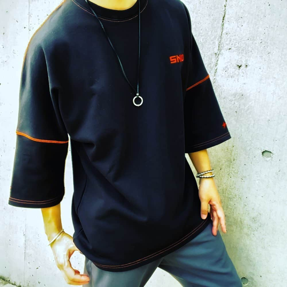 れいたのインスタグラム：「SWEAT T-SHIRT 20 / BK 他の2種類より敢えて大きいシルエットにしてます。 元々フリーサイズのみで考えてたん だけど、やっぱり小柄な方の事を考え急遽Mサイズも作りました。 生地はスウェット生地で少し厚めなのでやや気温が低い時や朝などは丁度良いかと思います。 6月7日 PM12:00からスタートです！ #reita #snakedlows #tshirt」