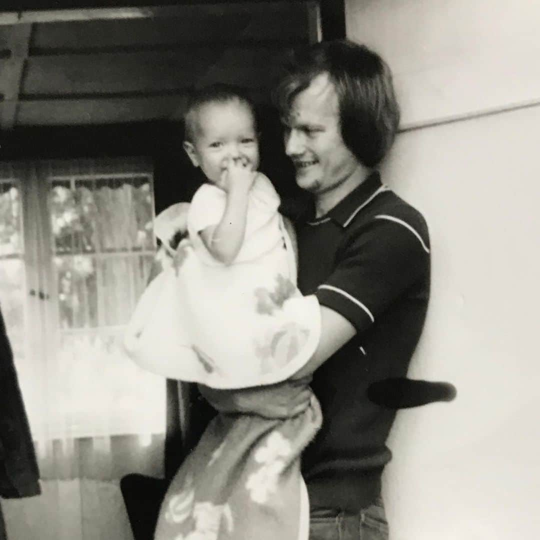 フランツィスカ・クヌッペさんのインスタグラム写真 - (フランツィスカ・クヌッペInstagram)「Heute wäre mein Papa 70 Jahre alt geworden. ❤️💋✨🙌🏻 Happy Birthday,  wo immer du jetzt bist. Wir stoßen auf dich an!  #enjoylife #everysecond #papa #70 #fuckcancer」6月6日 20時49分 - franziskaknuppe