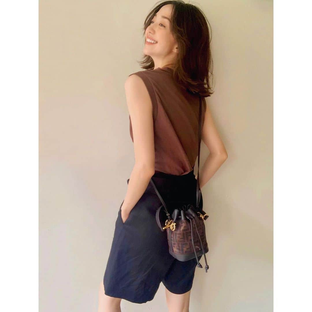 松島花さんのインスタグラム写真 - (松島花Instagram)「: Outfit🤎 楽ちん私服😙 夏の黒はリネン素材を選ぶことが 多いです🖤  今日もムシムシ暑かったですね💦 スイカ食べよーっと🍉♪ : Half-Pants:uncrave Tops:Biotop Shoes:ZARA Bag:FENDI Necklace: Tiffany & Co. #hanaoutfit #ootd #outfit #fashion #花私服 #私服」6月6日 20時51分 - hana_matsushima_official