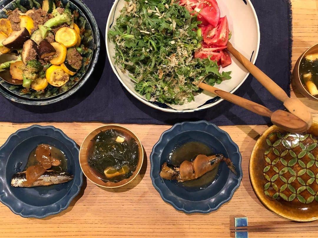 のインスタグラム：「一昨日は新鮮なイワシを梅酢と新生姜で煮ました。 中骨まで食べられて、梅酢でさっぱり臭みもなし。 すごーく美味しくて自画自賛してたら、ライボーイが 👦「美味しいね。さんま。」 って言うから「え？」って言ったら 👦「あ、さんまじゃないか、イタチか」って。  いや、イタチは嫌だわ〜。 イタチの梅酢煮、なんか嫌だわ〜。 ニュアンスなんかわかる気するけど。 イワシとイタチ。。。 18歳なのに、言い間違い多すぎて、 一昨日のことなのに今頃じわじわきてる。  #tottogohan  #ライボーイ  #tottorai」