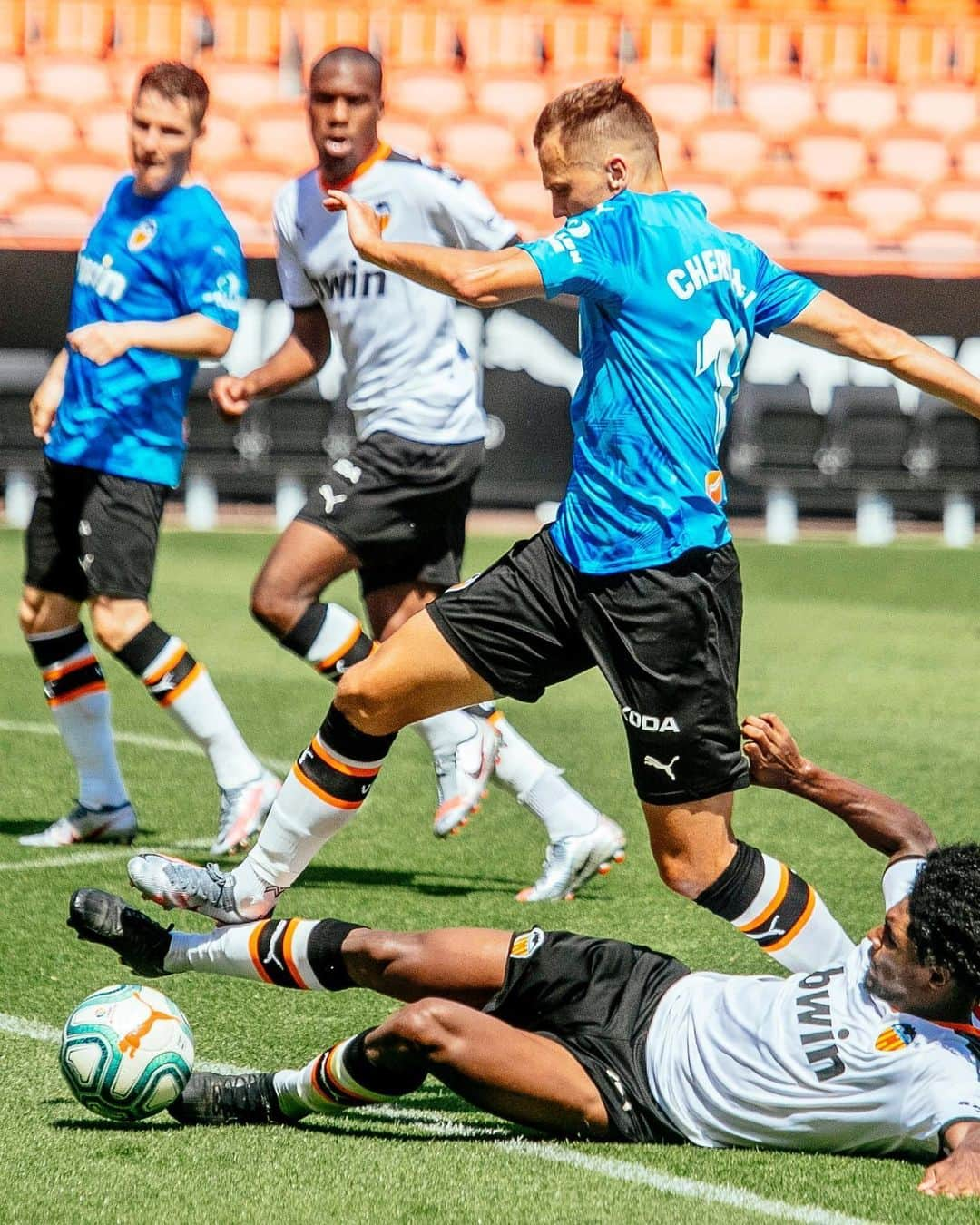 バレンシアCFさんのインスタグラム写真 - (バレンシアCFInstagram)「Special training session at Mestalla today🏟️ . Reencuentro con #Mestalla a 6 días de volver @LaLiga 🔜⚽ . ¿Hay ganas? 🤩🤩🤩 . #CompañerosDeEquipo 🤜🏼🤛🏼 #AMUNTWorld 🌏」6月6日 21時03分 - valenciacf