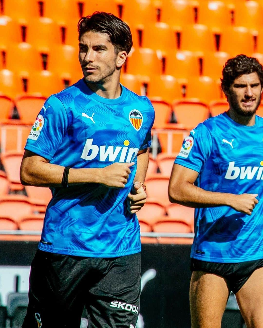 バレンシアCFさんのインスタグラム写真 - (バレンシアCFInstagram)「Special training session at Mestalla today🏟️ . Reencuentro con #Mestalla a 6 días de volver @LaLiga 🔜⚽ . ¿Hay ganas? 🤩🤩🤩 . #CompañerosDeEquipo 🤜🏼🤛🏼 #AMUNTWorld 🌏」6月6日 21時03分 - valenciacf