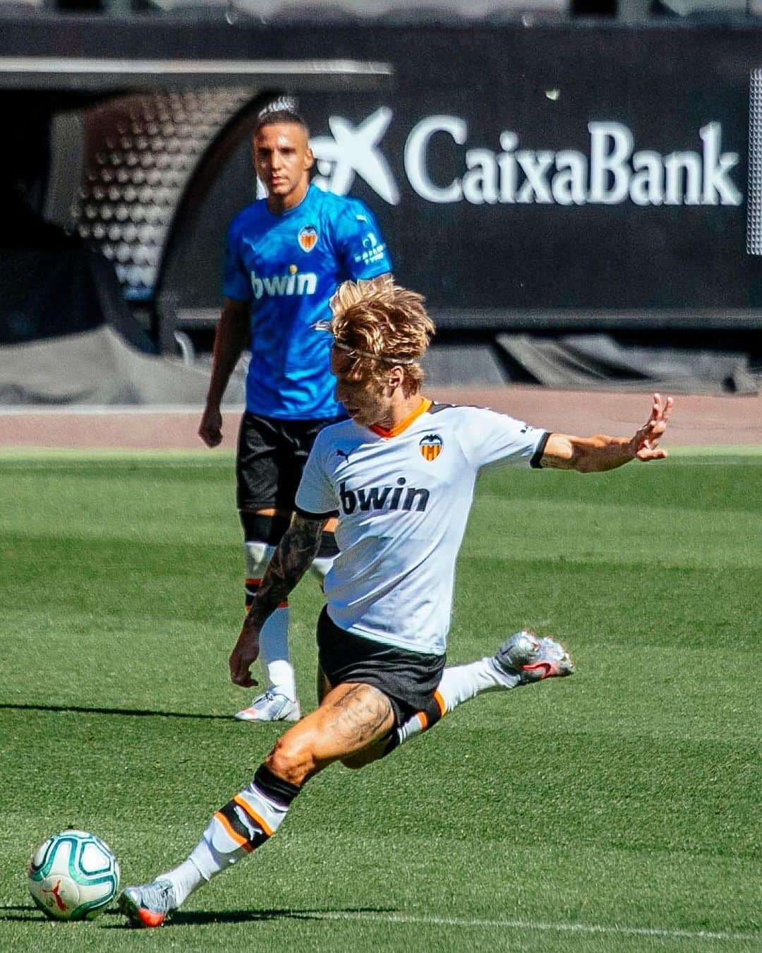 バレンシアCFさんのインスタグラム写真 - (バレンシアCFInstagram)「Special training session at Mestalla today🏟️ . Reencuentro con #Mestalla a 6 días de volver @LaLiga 🔜⚽ . ¿Hay ganas? 🤩🤩🤩 . #CompañerosDeEquipo 🤜🏼🤛🏼 #AMUNTWorld 🌏」6月6日 21時03分 - valenciacf