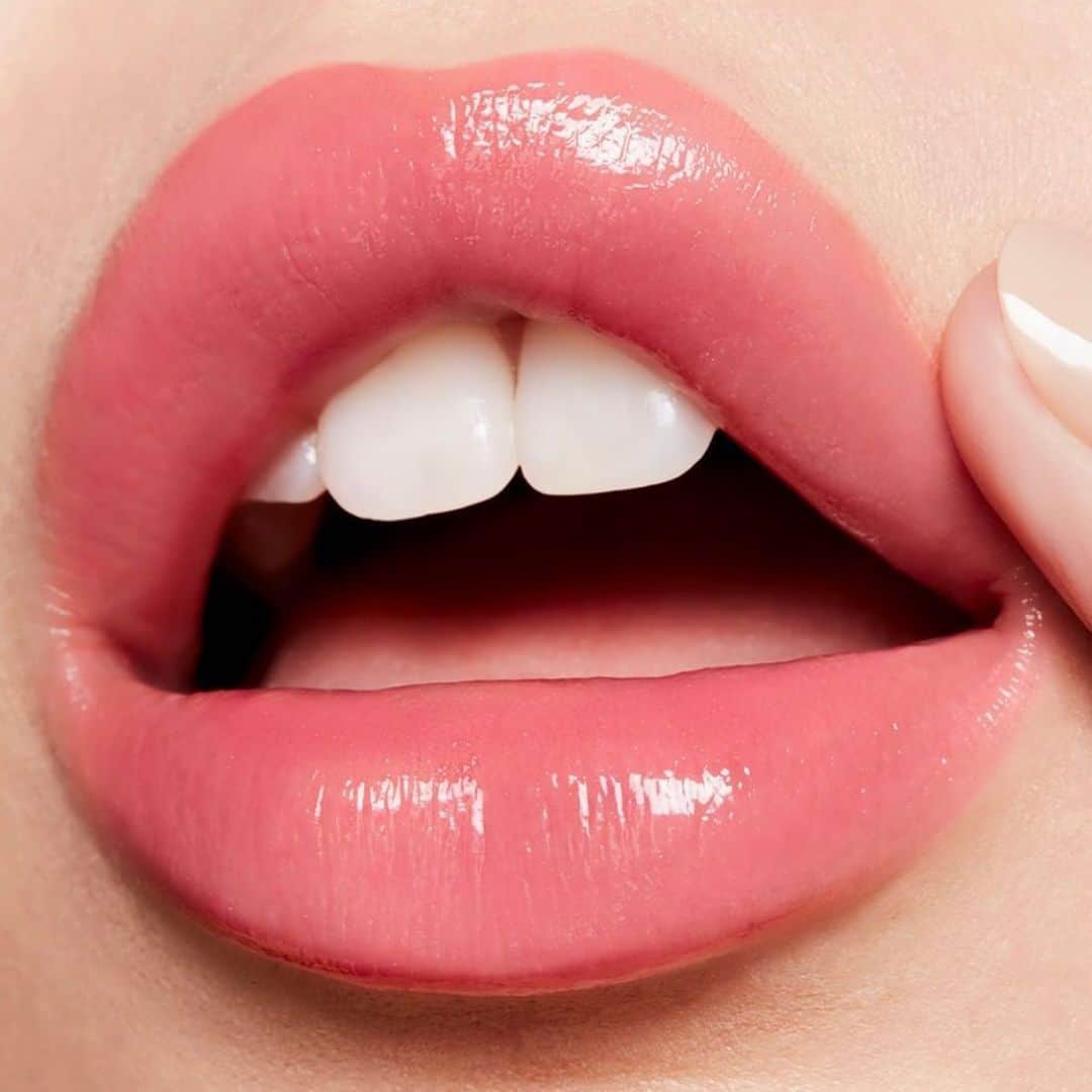 M∙A∙C Cosmetics Japanのインスタグラム：「【公式オンラインショップ限定 再入荷】 軽さと透け発色を実現したリップグロス✨ アイメイクとバランスをとり、色っぽくてニュアンスがある唇に💕 ㅤ 〈使用色〉 プレンティ オブ パウト プランピング リップグロス L :タッチ オブ レヴァレンス ㅤ スペシャルキャンペーン開催中！ M･A･C公式オンラインショップ限定 お好きなM･A･C製品を8,250円(税込)ご購入の方へ、ミニサイズのリップスティック (1.8g)の人気カラー「チリ」をプレゼント致します！ ㅤ ※お1人様1会計につき1回までとさせて頂きます ※無くなり次第終了 ㅤ ㅤ ✅6月8日(月) 午前11時 M･A･C公式ショップ 楽天市場店にてPetal Powerコレクションの一部製品を再発売いたします。システムの影響により、発売が多少前後する可能性がございます。何卒ご了承ください。 ㅤ 【公式オンラインショップ限定特典】 ☑︎初回ご購入のお客様へ10% OFFクーポンをプレゼント（クーポンコードwelcome） ㅤ Regram from @macpro_tokyo  #MACPetalPower#MACペタルパワー#MACCosmeticsJapan#MACCosmetics#MAC#MACコスメ#メイク好き#デパコス#新作コスメ#限定コスメ#春メイク#血色感#血色メイク#抜け感メイク#抜け感#コスメ記録#コスメマニア#艶肌メイク#マックコスメ#限定コスメ#ピンクメイク#口紅#MACリップ#リップメイク#リップ好き#夏メイク#ピンクリップ」