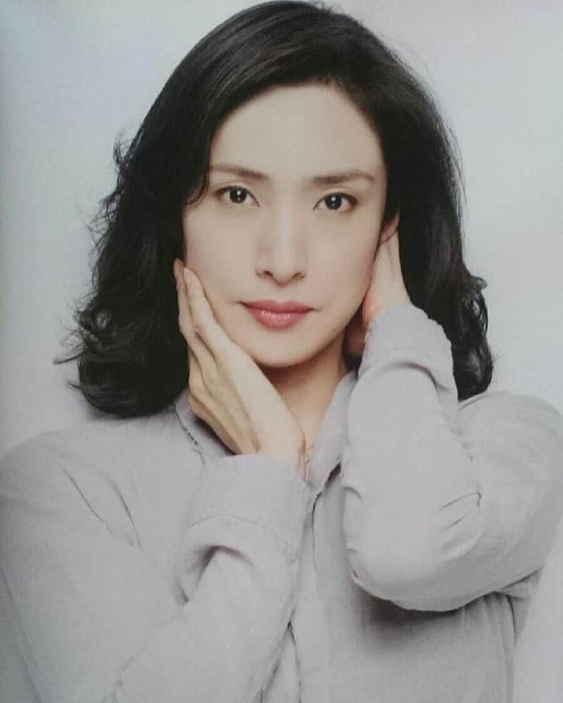 のインスタグラム：「. love this makeup and hairstyle of Haruko san (結婚しない) so much😉 . . #天海祐希 さん」