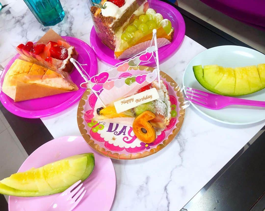 miniのインスタグラム：「BIRTHDAY PARTY🎂💓💜💎 @reli0531 & @natsukotogo  我が家にとっきー👩🏻となっちゃん👩🏾、ムチムチくん👶🏽が遊びに来たよー🏠🌈 自粛で全然会えてなかったから久しぶりだったー🙌🏾😆 ムチムチくんは気に入って、ずーっとバルコニーのプールで遊んでくれて💎👶🏽🛁私達はその横でバルコニーご飯して🍴😋ムチムチくんは終始可愛すぎた😍 天使の笑い声ってなんでこんなHAPPYになるんだろ😆🙌🏾🌈💞💞 皆で、とっきーのBIRTHDAY PARTYをしたよー🎂👩🏻💞 自由が丘のケーキ屋さんのタルト🥧美味しすぎた🤤💜 天使達に癒された日💘 #birthday #birthdayparty #myhouse #pink #pinkworld #unicorn #cake #bff」