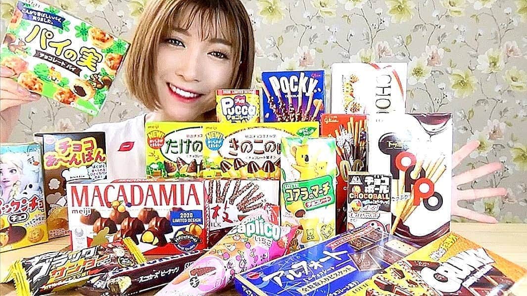 石関友梨のインスタグラム：「YouTube！新しい動画★【閲覧注意】この食べ方が1番美味しい！まとめ食いチョコ菓子！  #プロフィールからYouTube飛べます #大食い #ロングセラー #チョコレート #お菓子 #明治チョコレート #森永 #ロッテ #chocolate #sweets #Japanesesweets #食べ比べ #きのこの山 #たけのこの里 #コアラのマーチ #ポッキー #マカダミア #カプリコ #アルフォート #パイの実 #チョコパイ」