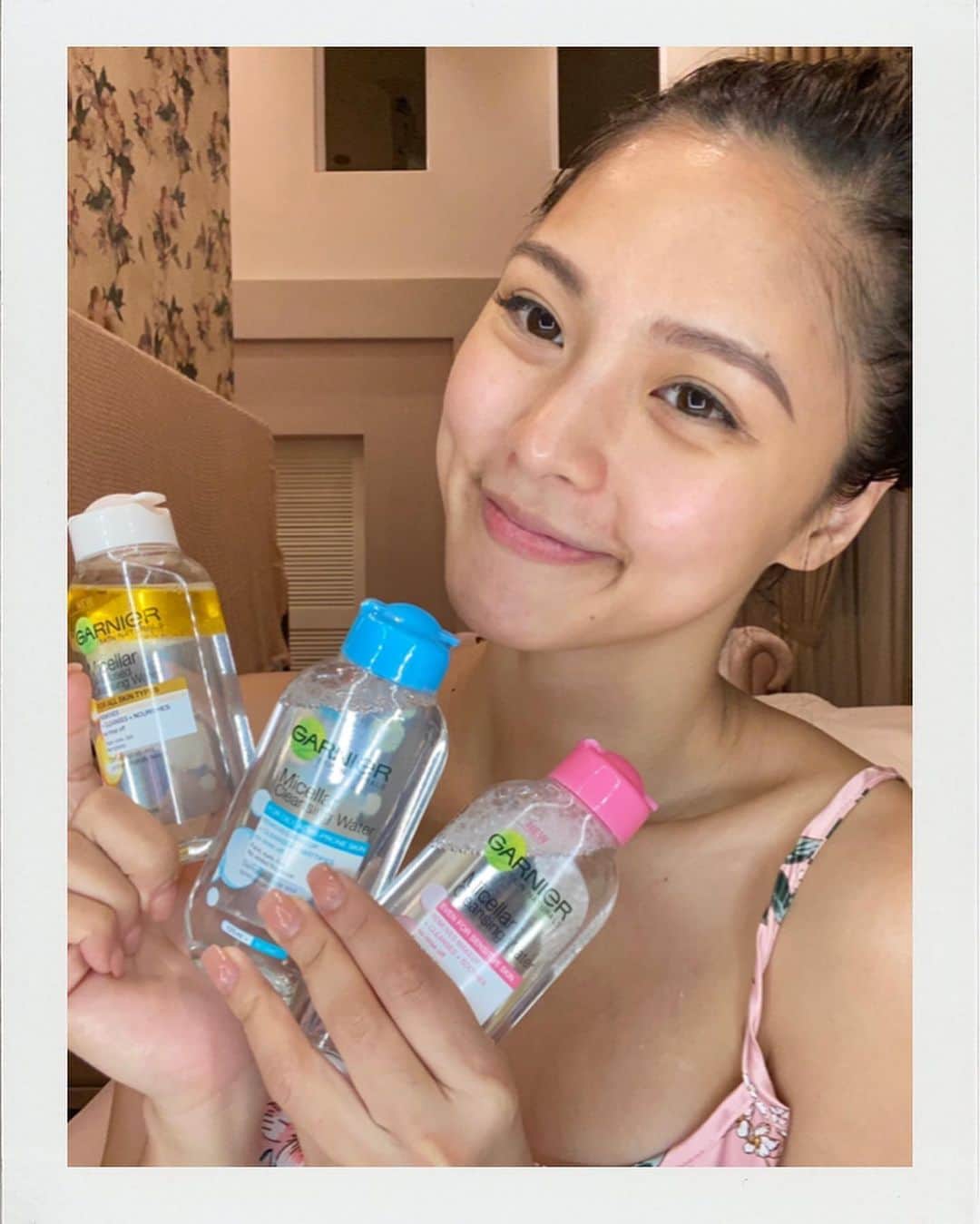 Kim Chiuさんのインスタグラム写真 - (Kim ChiuInstagram)「Even if we are at home, we don’t have an excuse to NOT take care of our skin. 💗. we have all the time to clean and keep our face hydrated para flawless pag pwede na talagang lumabas. 👍🏻. Happy to announce that my #Garnier 𝗙𝗔𝗩𝗢𝗥𝗜𝗧𝗘𝗦  are on 𝗦𝗔𝗟𝗘!!✨ just use the promo code #GARNKIM66 for PHP 50 off (min spend of 399) exclusive discount. Plus you can get these too!!! 💓Micellar Pink bundle may libreng cotton rounds na kasama!. 💓Get a free headband on selected Mask Bundles!  Go shop na #Shopee6.6superflashSale 🧡 @garnierph #bygarniernaturally . . Just to give you a clue on all the colors of #garniermicellarwater  Pink is for normal and dry skin💗. Blue is for oily and acne prone skin💙. White is for waterproof make up it comes with oil/water 🤍. Its super nice and not harsh on your SKIN!!!✨」6月6日 12時42分 - chinitaprincess