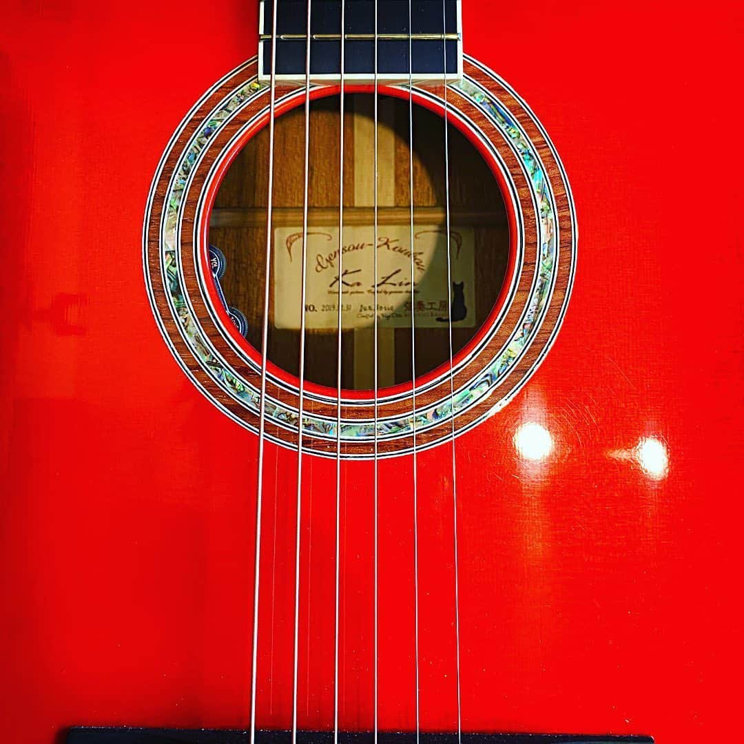 堀江淳のインスタグラム：「17ライブ 『ギターが弾けて良かった🎶』 今夜は20時10分からです🎶 中途半端やなぁ。 皆様のお越しをお待ちしております！ #17ライブ #メモリーグラス https://live-streaming-app.com/archives/596」