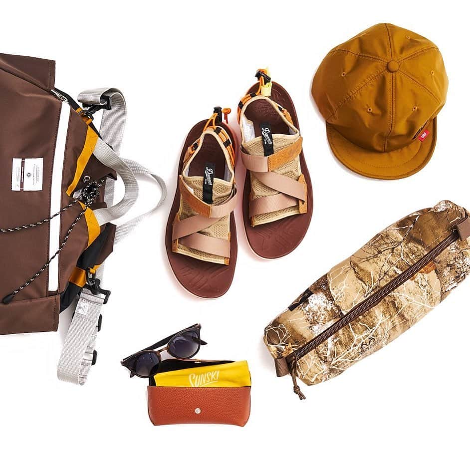 UNBY GENERAL GOODS STOREのインスタグラム：「summer mood. なんとなく、梅雨を通り越して夏気分。ダナーとフラワーマウンテンのサンダルや、サンスキーのサングラス、ヘリノックスにクレとアッソブのコラボキャップ。 夏はすぐそこ！ . . . . #danner #ダナー #as2ov #アッソブ #sunski ＃サンスキー #helinox #ヘリノックス #clef @clefhats  #unby #アンバイ #unbygeneralgoodsstore」