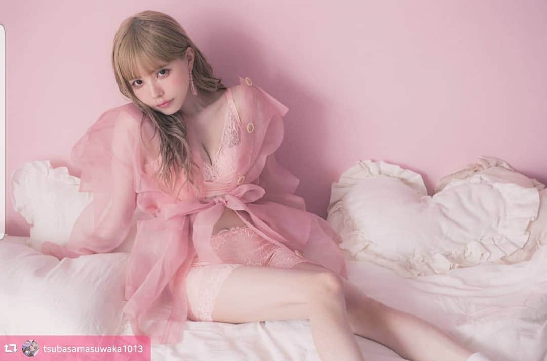 p-grandi☆育乳マッサージのバストアップ専門店のインスタグラム：「. ♡益若つばさ×p-Grandi♡ . PG-Braイメージモデル @tsubasamasuwaka1013 . . オリジナルナイトブラ #PGブラ . オールハンド育乳マッサージ バストアップ専門店 #pgrandi . . #repost @tsubasamasuwaka1013 via @PhotoAroundApp 【お知らせ！🎉】今年もナイトブラ「PG-Bra」のイメージモデルになりました！✨🦋🤍﻿ ﻿ わーい！🥳🎉﻿ ﻿ とても好評だったらしく嬉しいです！✨☺️✊🏻﻿ ﻿ ﻿ これを機にPGブラを使ってくれたみんなもありがとう！✨﻿ ﻿ ﻿ 私自身日頃から愛用しているユーザーだったから、また引き続きイメージモデルをできるのはとても嬉しいです！🥺💓💓﻿ ﻿ ﻿ ナイトブラなのに見た目が可愛いだけではなく、アジャスターが4段階がついているし、サイドベルトもついているので自分のサイズに合わせやすいのがとてもよいです！﻿ ﻿ ﻿ 私はアンダー65なのでカップは関係なくSをつけています！☺️👍🏻﻿ ﻿ ﻿ 毎回即完売してしまっているので今紹介してもなかなか手に入らない状況らしいのですが😭﻿ ﻿ ﻿ ぜひ使ってみてください🥺👍🏻﻿詳しい質問や通販などはこちらへどうぞ☺️→ @pgrandi_official ﻿ ﻿ やっぱり夜は夜用のナイトブラを使った方が、胸のお肉が背中に流れにくいらしいです。﻿ ﻿ 日中も室内だったら使えるようなので、最近はずっとPGブラを使ってます🥺✨﻿ ﻿ ﻿ 色も4色あるからたくさん写真あるから載せてくね🦋🦋☺️﻿ ﻿ ﻿ これはピンク！💓﻿ そしてインスタライブ明日だったごめーん！😂😭 ６日の22時に集合です！🥺✊🏻🤍 #ナイトブラ  #shooting #bra #underwater」