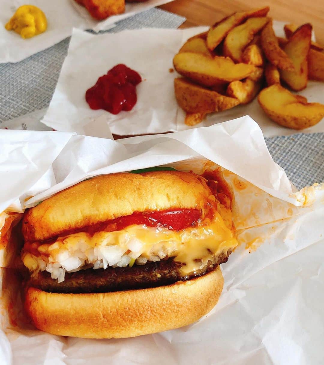 川田裕美さんのインスタグラム写真 - (川田裕美Instagram)「あぁ 幸せな時間は一瞬…✨🍔🍟 #burger#potato」6月6日 13時12分 - hiromikawata163