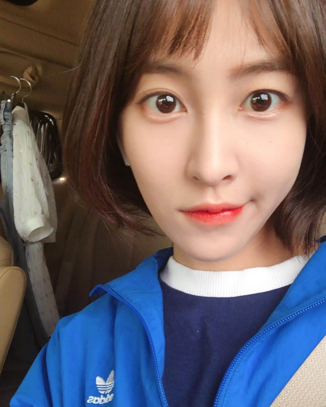 パク・ミンジのインスタグラム：「얼빡🌟뎨송ㅎ  앞머리가 발랄하게도 말렸네 흐흐」