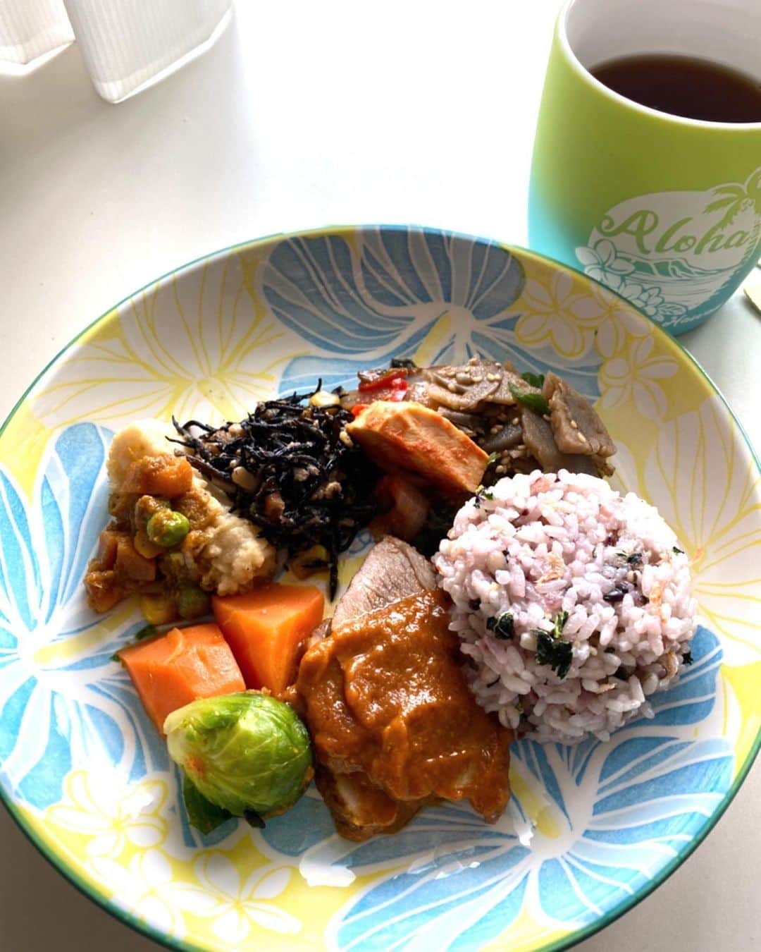 渋谷恭子さんのインスタグラム写真 - (渋谷恭子Instagram)「今週はお外で食べ過ぎちゃったから💧 今日のランチはダイエットミールにして調整中😋🍴 ・ ・ @fitfood_home さんのダイエットミールシリーズは、1食あたり400kcal前後なの。 たんぱく質は25〜30g！ 私は1日に最低50gをとることにしてるから、この1食で半分とれるのが、とっても嬉しい💕 ・ ・ 冷凍庫から冷蔵庫へ移して解凍したものをレンジでチンするだけ🙆‍♀️ お皿に移しかえずに、容器のままでいただくのも🈶 お味はダイエットミールとは思えないくらい美味しくて大好き💕 ・ ・ ・ 💠5/1からリニューアルオープン💠 @fitfood_home さんでは 会員登録時の招待コード入力欄に ➡️ kyoko.86 を入力すると 10%OFFクーポンをプレゼントしてくださいます🎁 この機会に是非お試ししてみてね💕 ・ ・ #ダイエットミール #fitfoodhome #tavenal #低カロリー #低糖質 #食事改善 #代謝アップ #ダイエットごはん #置き換え #おうちご飯 #おうちごはん」6月6日 13時30分 - kyoko.86
