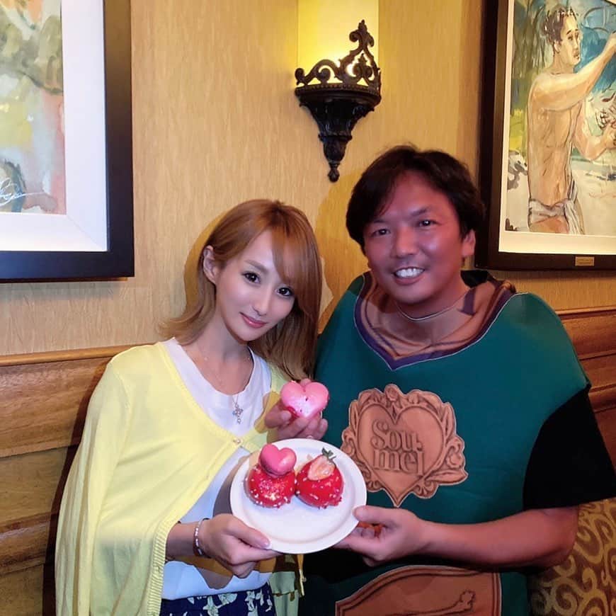 綾田武司のインスタグラム：「大きなピースのピースが旅立ちました。理絵マネージャーです。コロナウイルスで皆んなが立ち止まって不安を抱えているときに幸せになる事を駄目な事だと思って必死に皆んなを思うって、自粛中にピースの女の子の自宅までお弁当を届けてみたり、僕の家の事務所にも何度も、皆んなに私がマネージャーでよかったって思ってもらえることは何ですかって来てくれましたね。理絵ちゃんの大切な仲間、全員にエースグループをよろしくお願いしますって言って最後の言葉を残してくれてありがとう。ピースは解約しませんしピースってお店のまま理絵ちゃんという大きなピースを皆んなで補ってもう一度必ず再開しますね。それまで一度ピースの皆んなが僕に力を貸してくれる事になった事も嬉しいし、理絵マネージャーが心配せずに1人の女性として幸せになることだけを考えれる様に努力します。それでは最後に日本I幸せ者の旦那様へ…僕達の大切な人を大切にしてくださいね。理絵ちゃんがみんなの前でこれからもウチの旦那様の事をよろしくお願いしますって言った時の笑いは友達として最高でした。これからも理絵マネージャーから理絵ちゃんとしてファミリーで過ごしてね☺️ 本当に６年間、お疲れ様でした。出逢ってくれてありがとう㊗️ #エースファクトリー #幸せになってね #この写真、使うのOKもらったけと #ええの？笑」