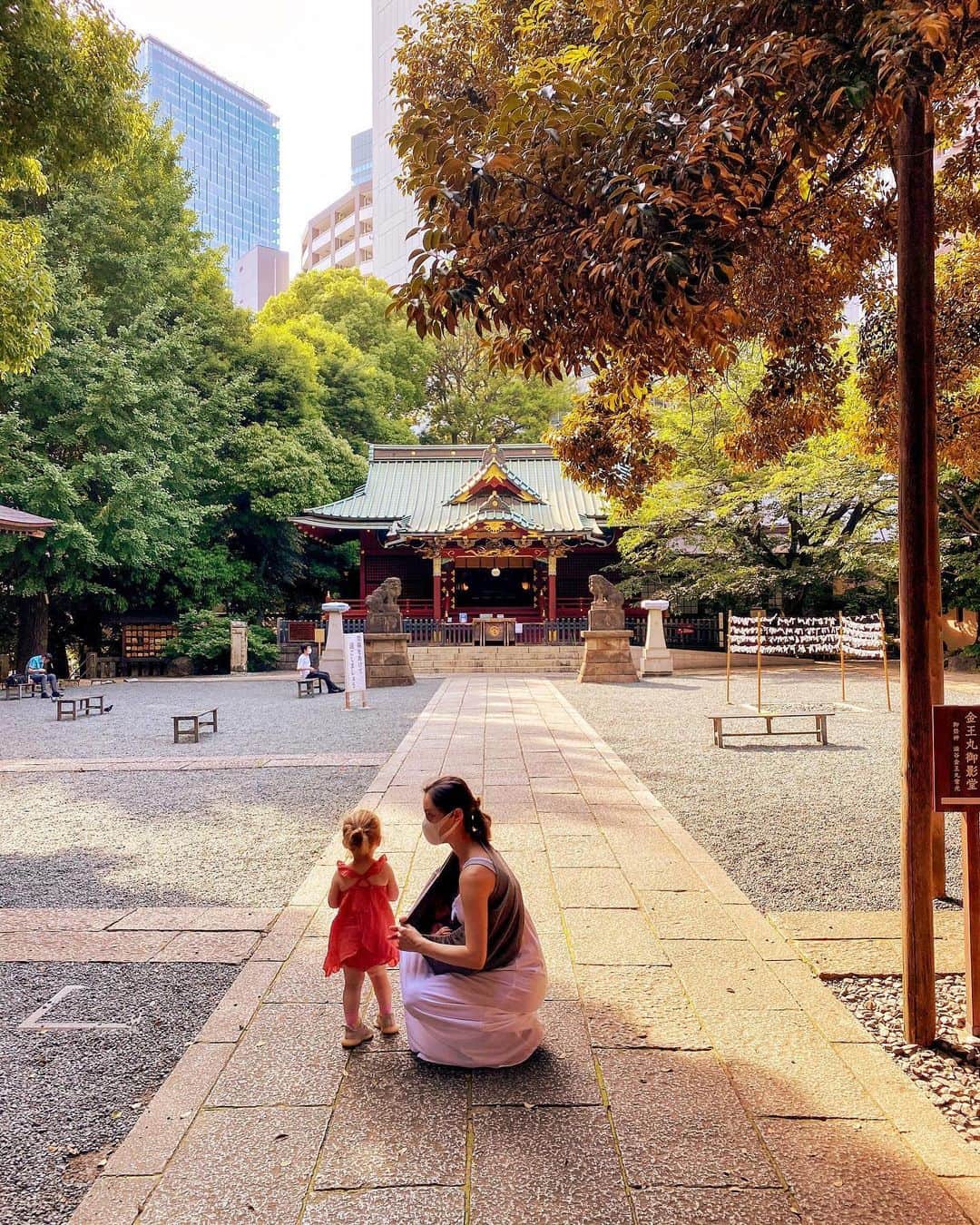 エミ・マイヤーのインスタグラム：「⛩🏙」