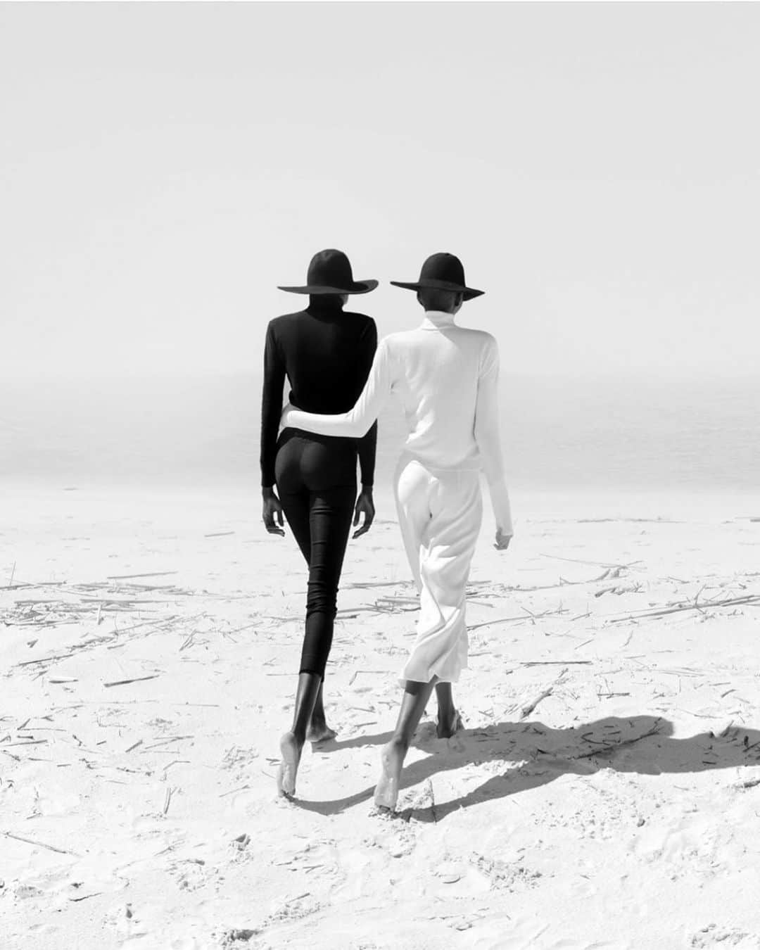 leslie & dani & harriのインスタグラム：「Image by @nicholas.fols 🖤 #BLM」