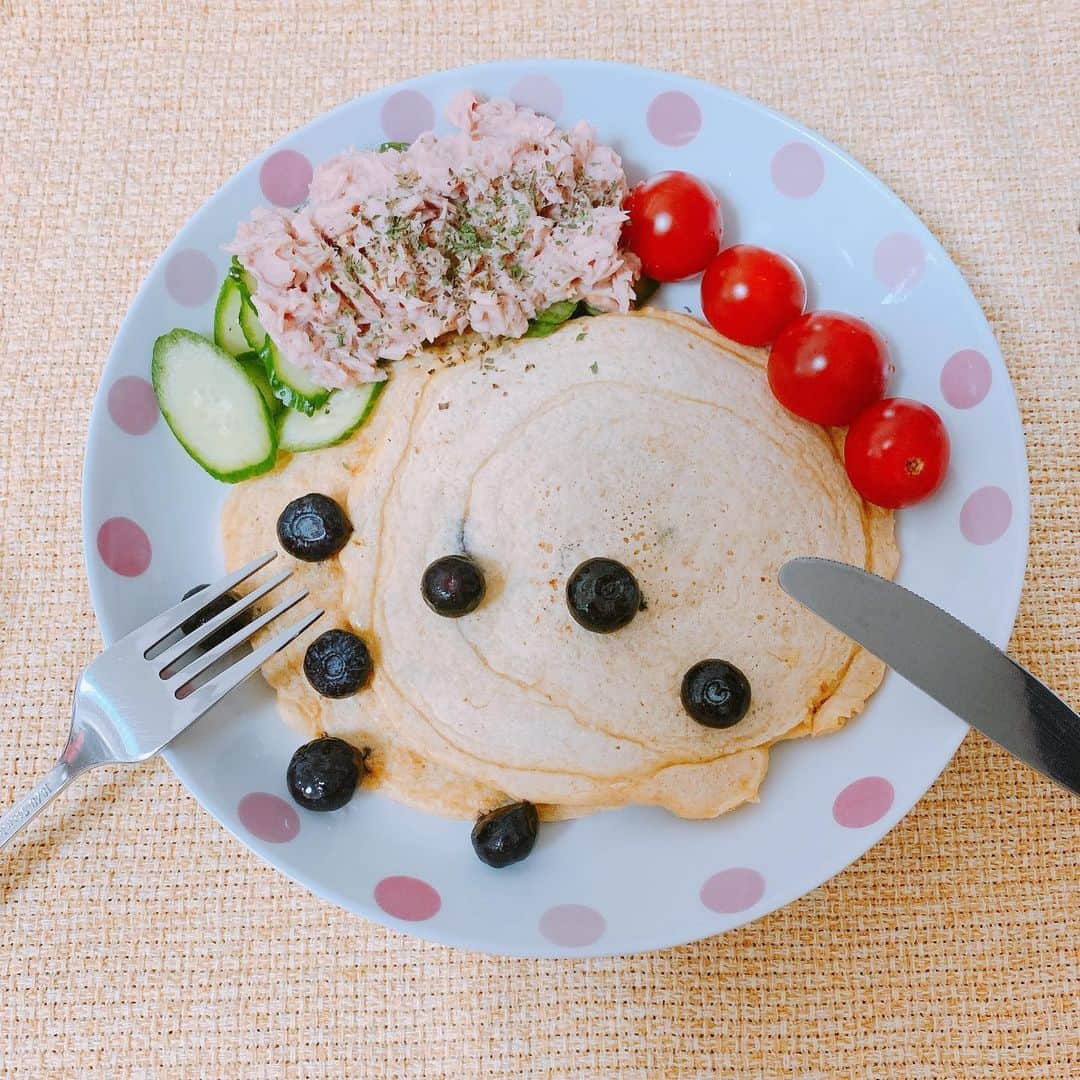 夏目樹里さんのインスタグラム写真 - (夏目樹里Instagram)「HELLO( ´ ▽ ` )ノ  今日は週末のひそかな楽しみである、パンケーキ(？)ランチにしました〜😋❣️ . 米粉とオートミールと卵とアーモンドミルクを混ぜて、ココナッツオイルで焼いたよ〜簡単🙌  #タンパク質も忘れずに #グルテンフリー #ゆるカゼインフリー （ヨーグルトだけ再開🤣 ） #食事からビューティー  #健康美容食 #じゆりごはん」6月6日 13時45分 - juri_azure