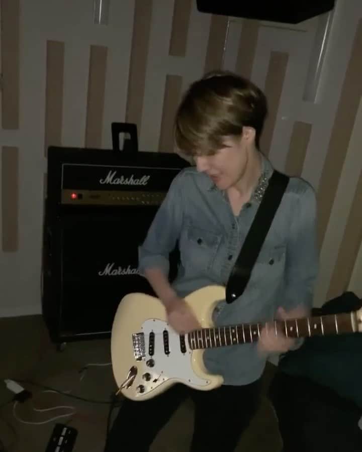 スプツニ子!のインスタグラム：「My band mate taught me how to make  guitar noise @kikyu614  にギターノイズの作り方を教わりました🙏 #ブレッツ西麻布で演奏してそう」