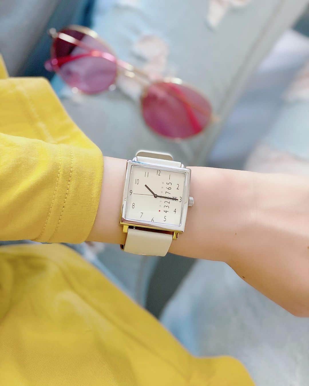 のインスタグラム：「. デニムとの相性もバッチリ🧚🏻‍♀💛 . 10%OFFクーポンコード↓ 『harukes』⌚️ .  #nomonday#ノーマンデー#腕時計#時計#手元倶楽部 #instafashion#instagood#watch#white」